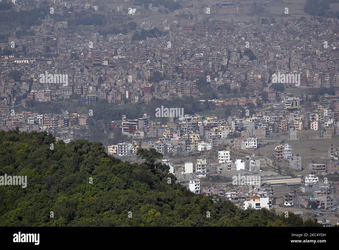 Eine Luftaufnahme von Bhaktapur ist eine alte Stadt, die am Sonntag, den 29. November 2020, vom Surya Binayak Hill, Bhaktapur, Nepal, zum UNESCO-Weltkulturerbe erklärt wurde. (Foto von Narayan Maharjan/NurPhoto) Stockfoto