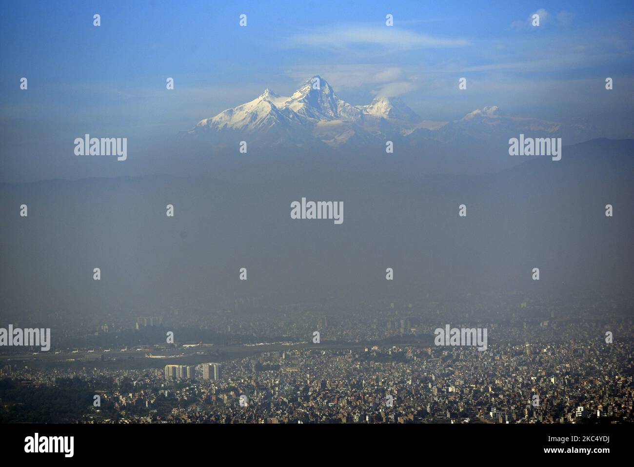 Ein Blick auf die Stadt zusammen mit Mount Himal Chuli und Mount Manaslu vom Surya Binayak Hill, Bhaktapur, Nepal am Sonntag, 29. November 2020. (Foto von Narayan Maharjan/NurPhoto) Stockfoto