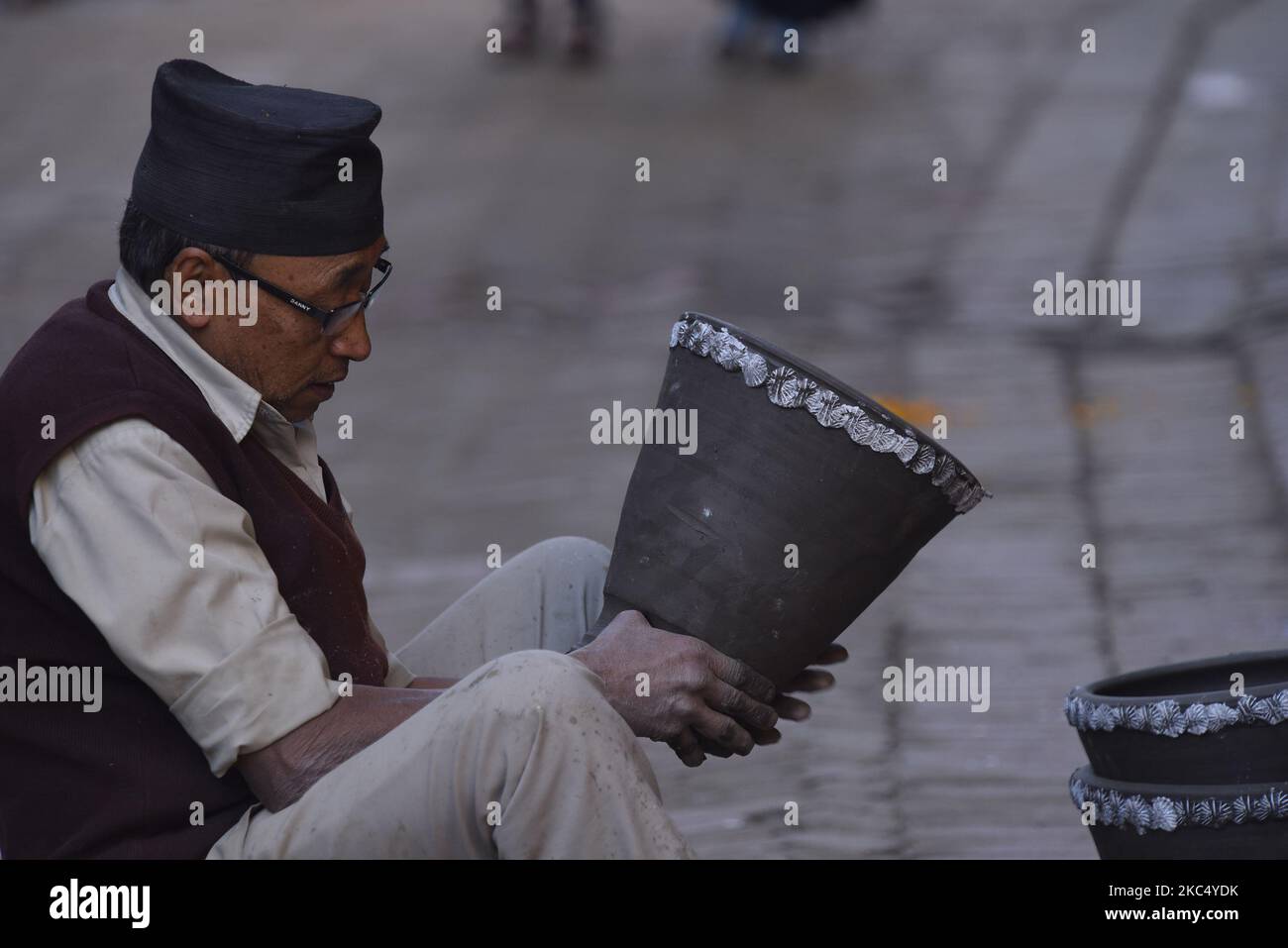 Ein nepalesischer Künstler, der am Sonntag, den 29. November 2020, in Thimi, Bhaktapur, Nepal, ein Tontopf-Blumengefäß macht. (Foto von Narayan Maharjan/NurPhoto) Stockfoto