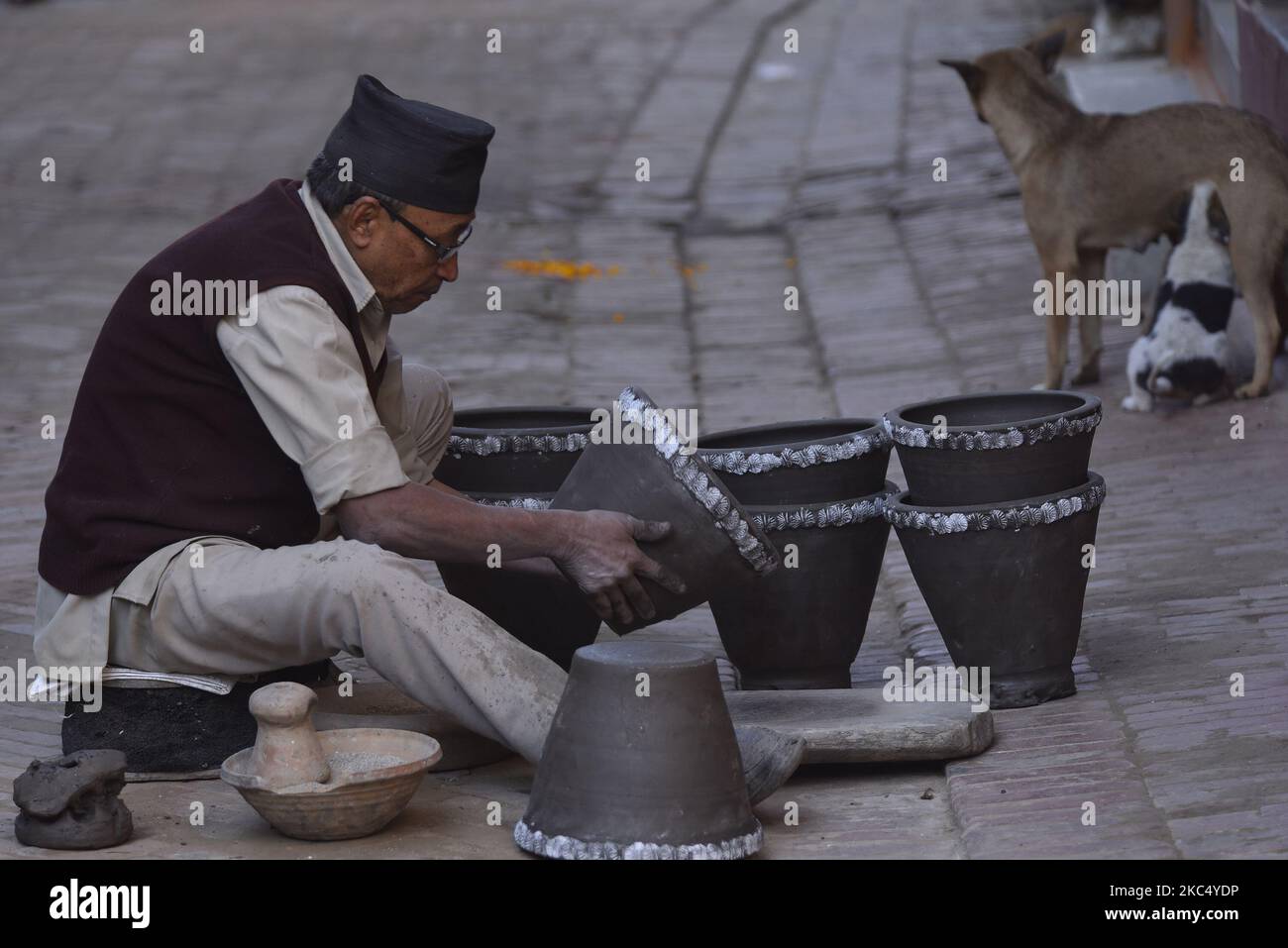 Ein nepalesischer Künstler, der am Sonntag, den 29. November 2020, in Thimi, Bhaktapur, Nepal, ein Tontopf-Blumengefäß macht. (Foto von Narayan Maharjan/NurPhoto) Stockfoto