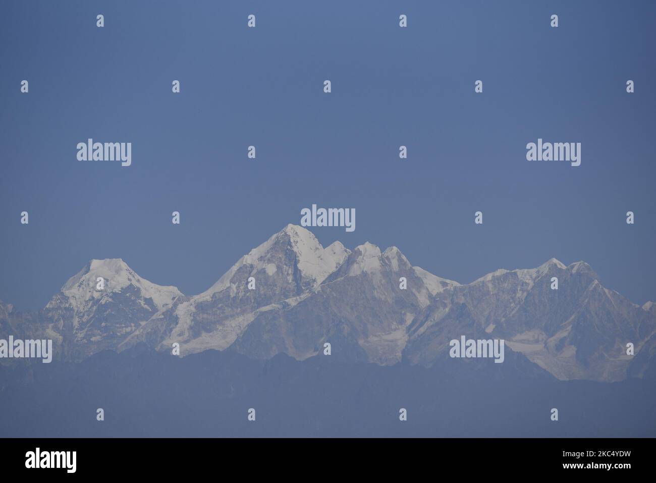 Mount Dorje Lakhpa vom Surya Binayak Hill, Bhaktapur, Nepal am Sonntag, 29. November 2020. (Foto von Narayan Maharjan/NurPhoto) Stockfoto