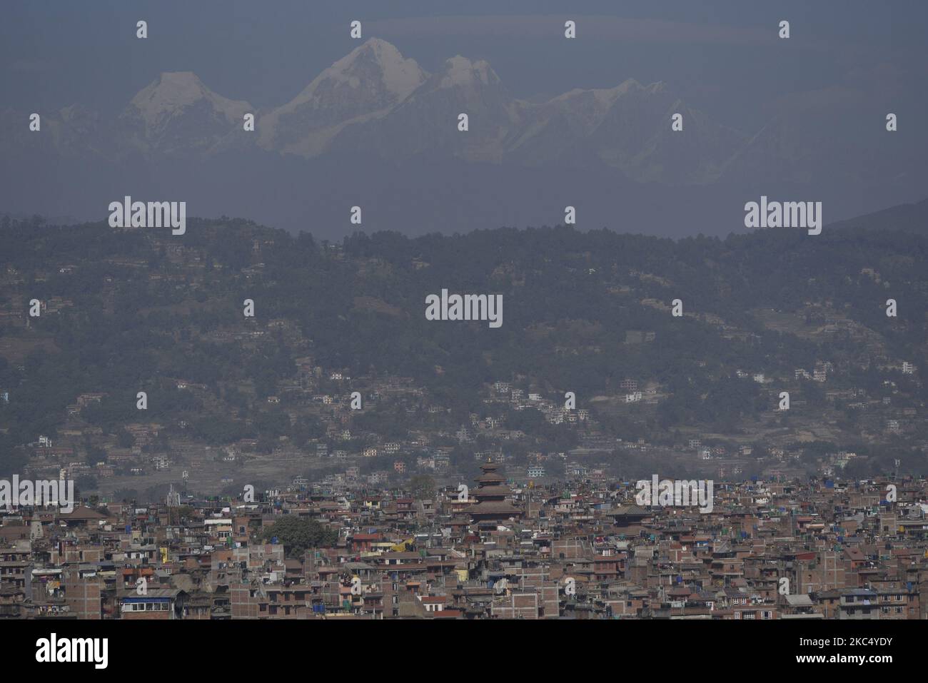 Ein Blick auf Bhaktapur ist eine alte Stadt, die von der UNESCO zum Weltkulturerbe erklärt wurde, zusammen mit dem Berg Dorje Lakhpa, der im Hintergrund gesehen wird Berg vom Surya Binayak Hill, Bhaktapur, Nepal am Sonntag, dem 29. November 2020. (Foto von Narayan Maharjan/NurPhoto) Stockfoto