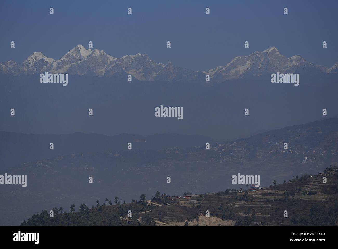 Mount Dorje Lakhpa vom Surya Binayak Hill, Bhaktapur, Nepal am Sonntag, 29. November 2020. (Foto von Narayan Maharjan/NurPhoto) Stockfoto