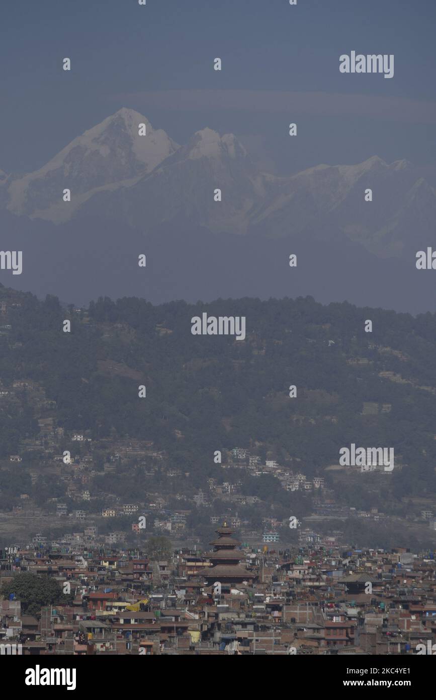 Ein Blick auf Bhaktapur ist eine alte Stadt, die von der UNESCO zum Weltkulturerbe erklärt wurde, zusammen mit dem Berg Dorje Lakhpa, der im Hintergrund gesehen wird Berg vom Surya Binayak Hill, Bhaktapur, Nepal am Sonntag, dem 29. November 2020. (Foto von Narayan Maharjan/NurPhoto) Stockfoto