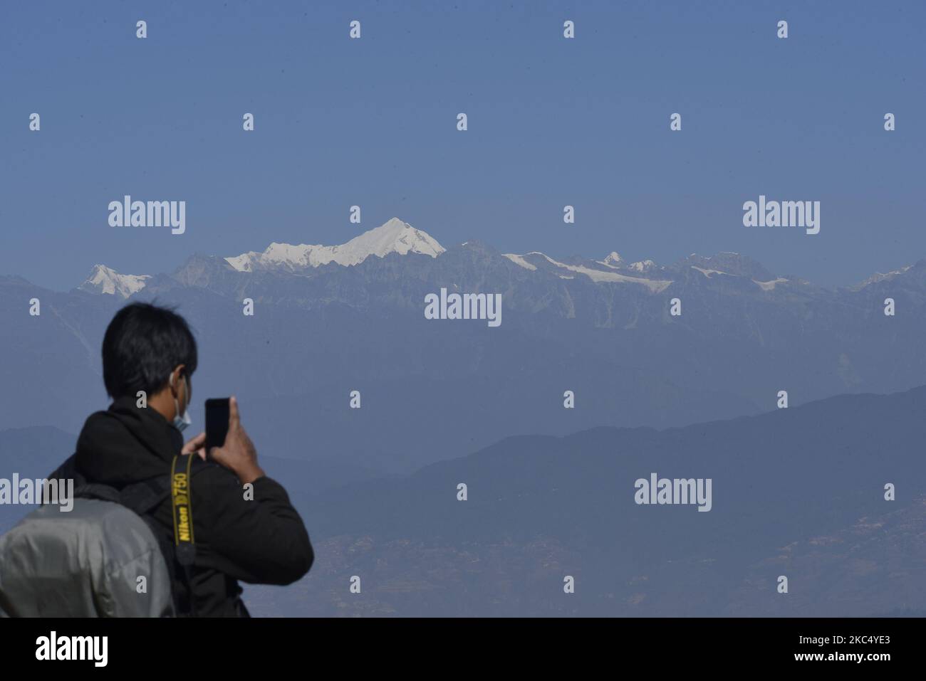 Ein Fotograf, der am Sonntag, den 29. November 2020, von seinem Handy aus auf dem Surya Binayak Hill, Bhaktapur, Nepal, wunderschöne Bergketten fotografiert. (Foto von Narayan Maharjan/NurPhoto) Stockfoto
