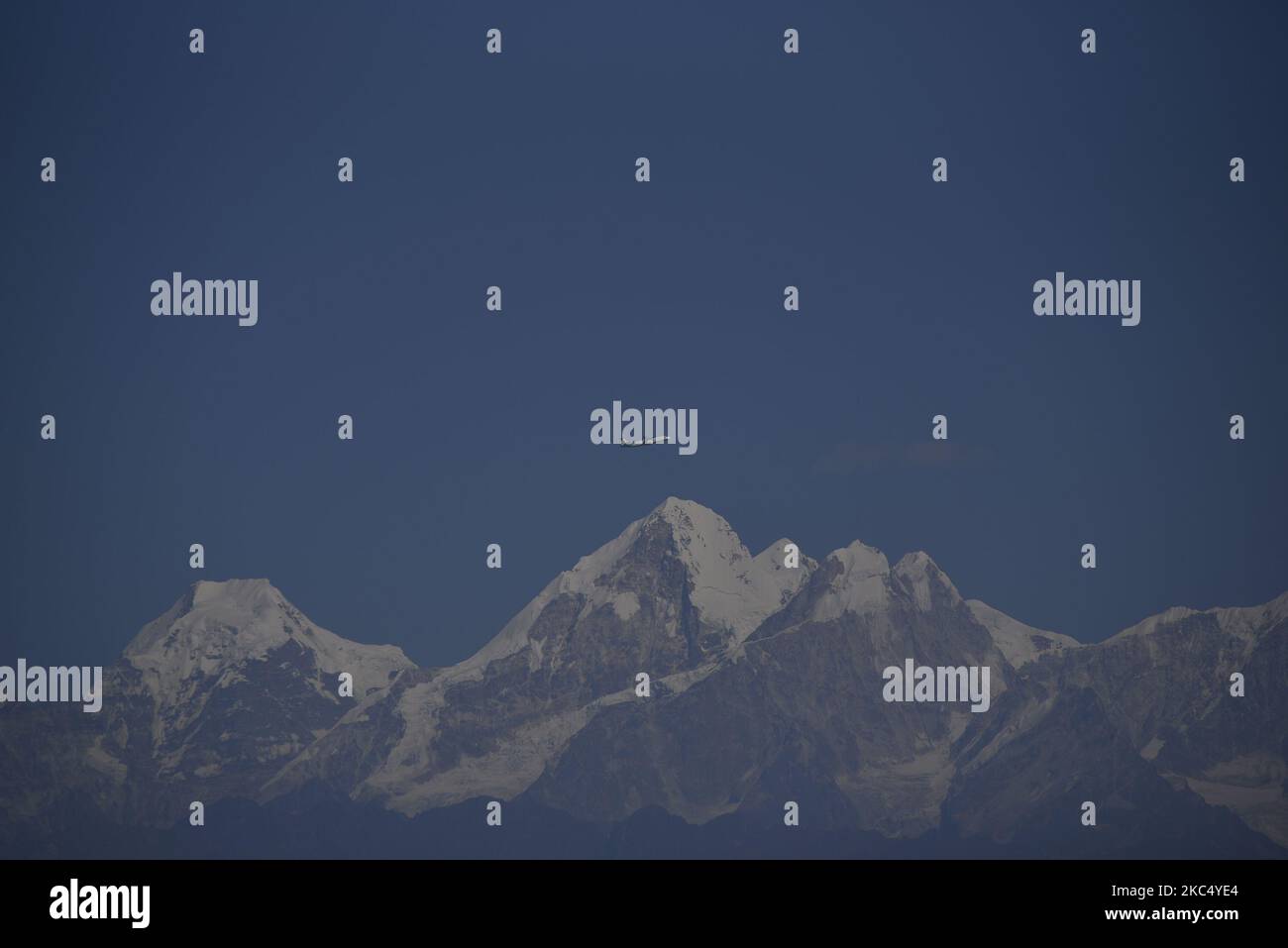 Ein Flugzeug, das vom Surya Binayak Hill, Bhaktapur, Nepal, am Sonntag, den 29. November 2020, über dem Berg Dorje Lakhpa gesehen wurde. (Foto von Narayan Maharjan/NurPhoto) Stockfoto