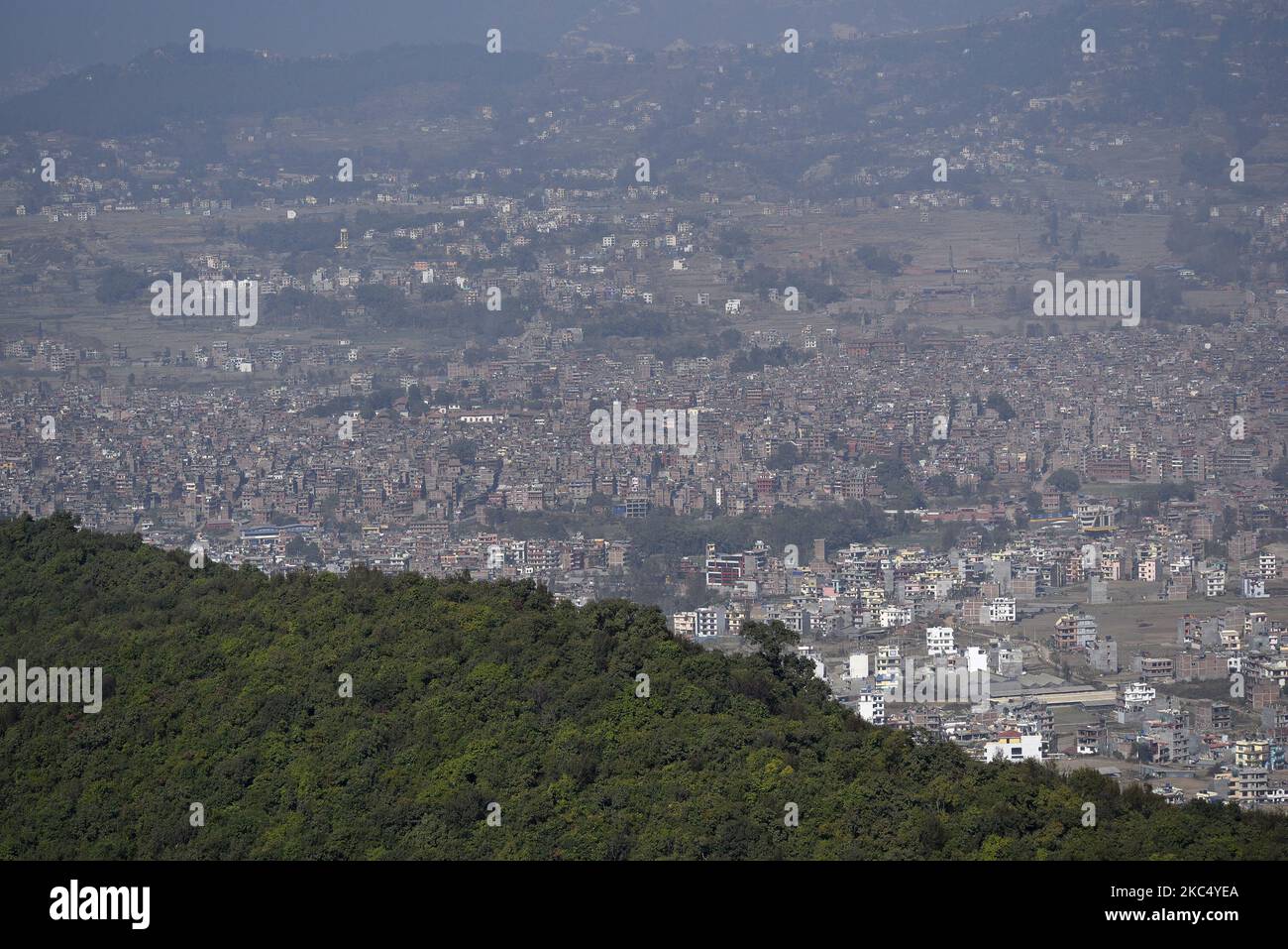 Eine Luftaufnahme von Bhaktapur ist eine alte Stadt, die am Sonntag, den 29. November 2020, vom Surya Binayak Hill, Bhaktapur, Nepal, zum UNESCO-Weltkulturerbe erklärt wurde. (Foto von Narayan Maharjan/NurPhoto) Stockfoto