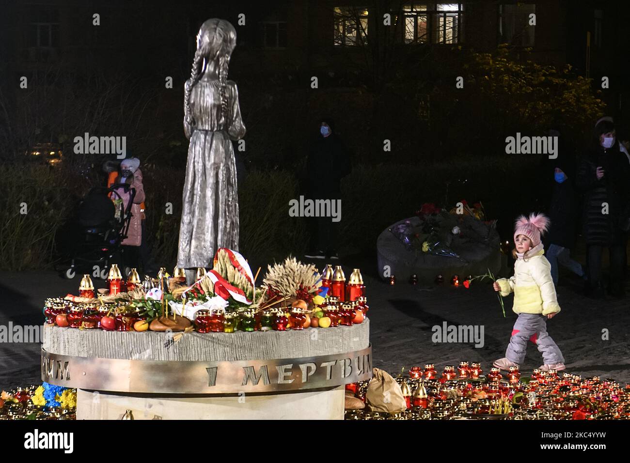 Im Rahmen einer Gedenkfeier zum 87.. Jahrestag der Hungersnot von 1932-33, bei der Millionen an Hunger starben, besuchen Menschen in Kiew, Ukraine, am 28. November 2020 ein Denkmal für die Holodomor-Opfer. (Foto von Maxym Marusenko/NurPhoto) Stockfoto