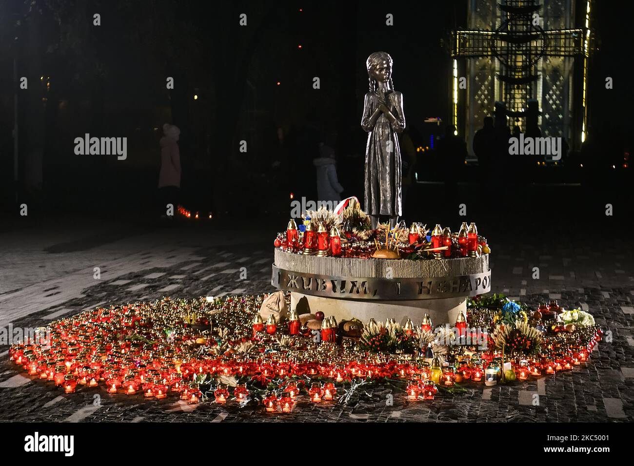 Im Rahmen einer Gedenkfeier zum 87.. Jahrestag der Hungersnot von 1932-33, bei der Millionen an Hunger starben, besuchen Menschen in Kiew, Ukraine, am 28. November 2020 ein Denkmal für die Holodomor-Opfer. (Foto von Maxym Marusenko/NurPhoto) Stockfoto