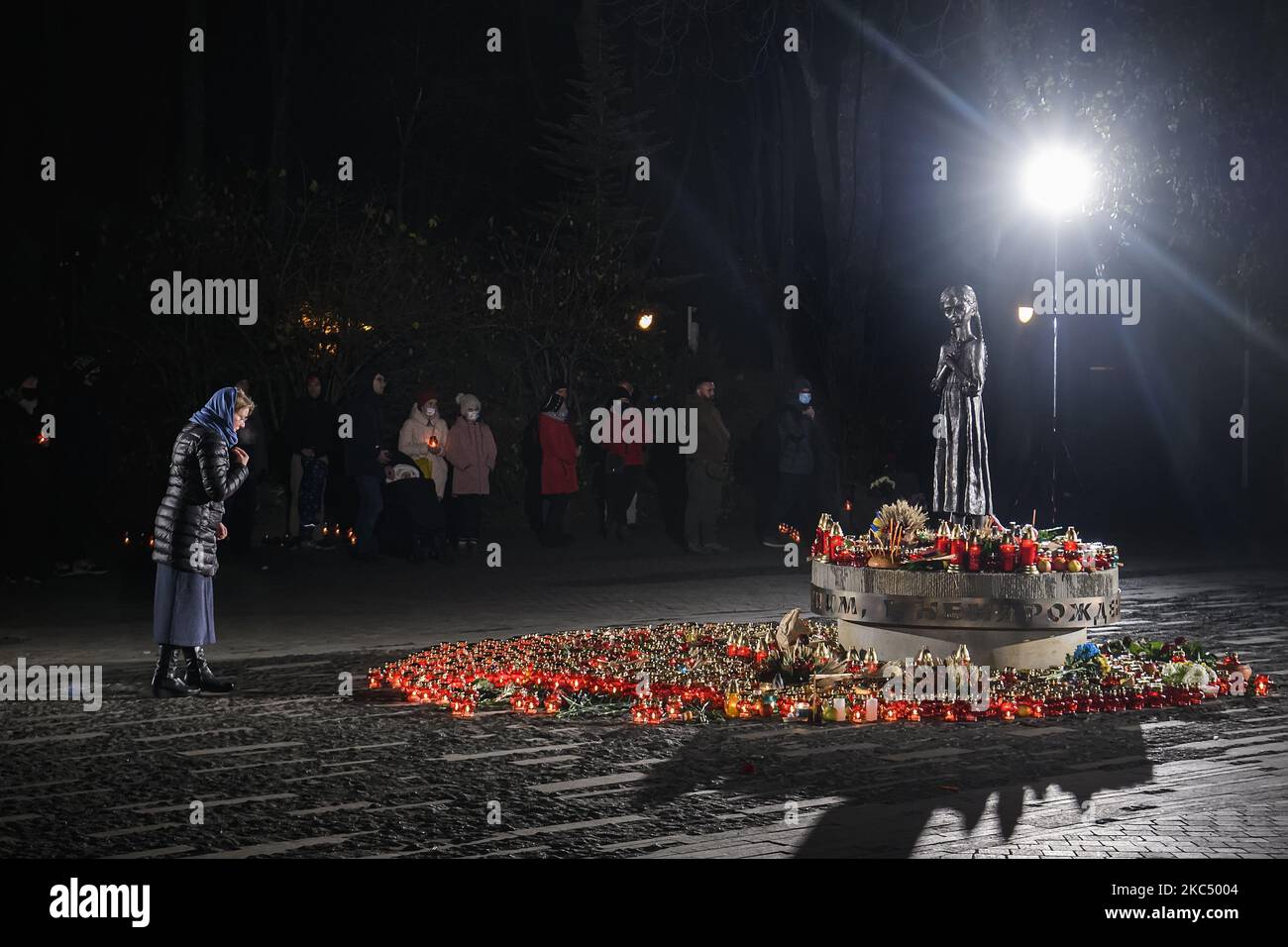 Im Rahmen einer Gedenkfeier zum 87.. Jahrestag der Hungersnot von 1932-33, bei der Millionen an Hunger starben, besuchen Menschen in Kiew, Ukraine, am 28. November 2020 ein Denkmal für die Holodomor-Opfer. (Foto von Maxym Marusenko/NurPhoto) Stockfoto