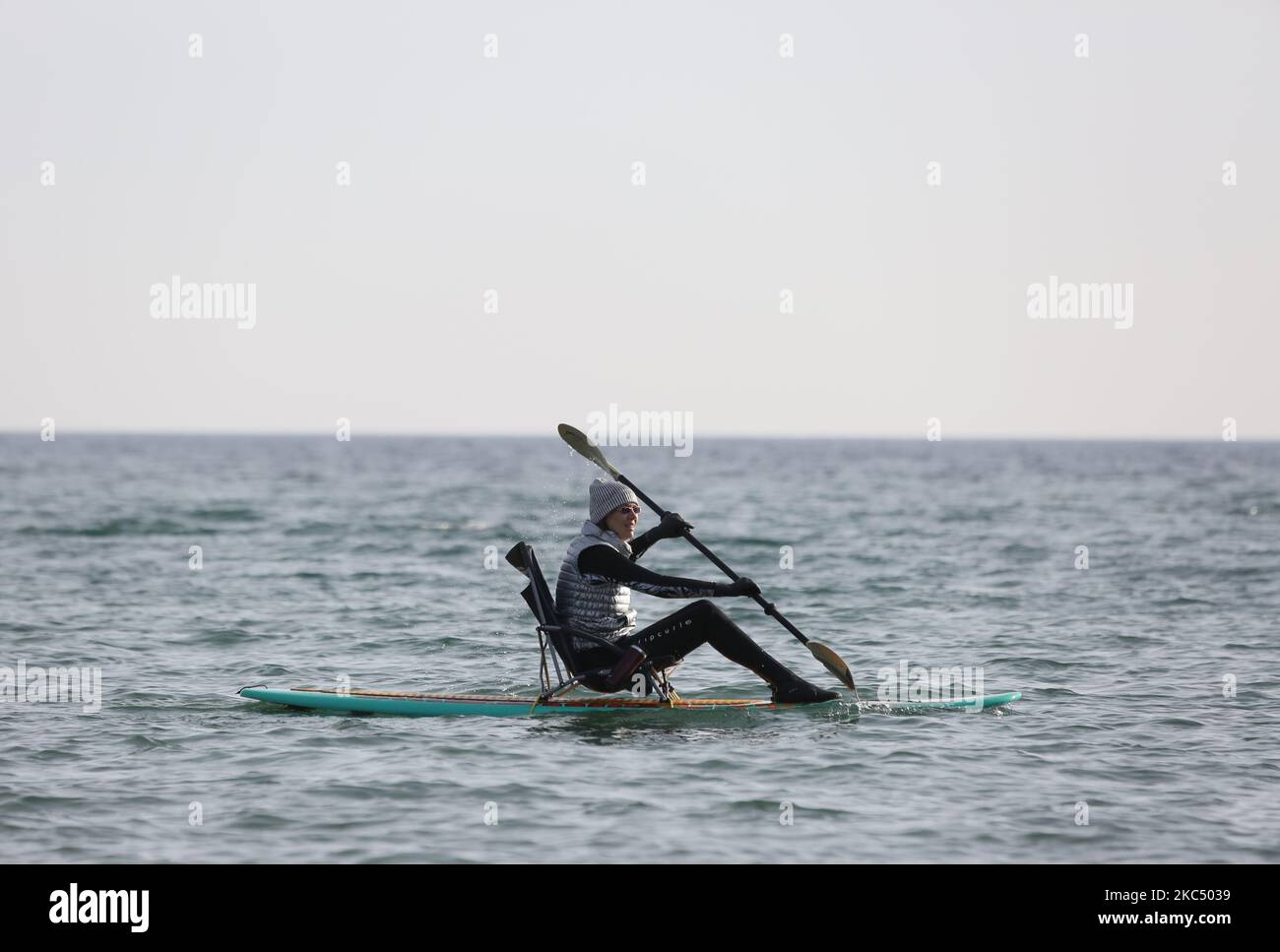 Eine Kanadierin, die während der COVID-19-Pandemie am Sonntag, den 20. November 2020 in Toronto, Ontario, in einem Kanu am Woodbine Beach segelt. (Foto von Sayed Najafizada/NurPhoto) Stockfoto
