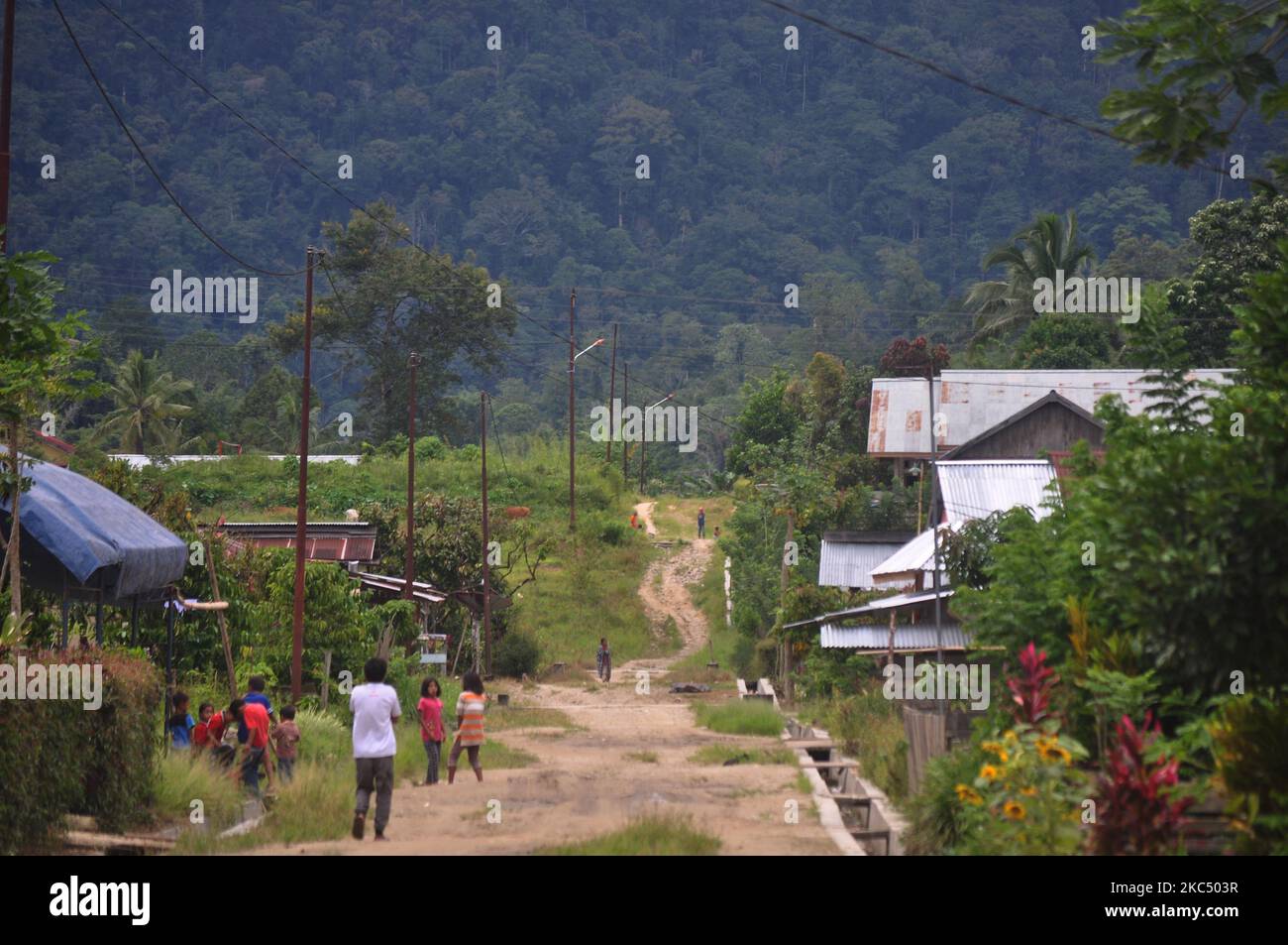 Eine Reihe von Kindern spielen in ihrem Dorf in Lemban Tongoa Village, Palolo Subdistric, Sigi Regency, Central Sulawesi, Sonntag, 29. November 2020. Die Bewohner hoffen, dass die Sicherheitskräfte die Täter der angeblich von der ostindonesischen Mujahidin-Terrorgruppe unter der Führung von Ali Kalora durchgeführten Invasion sofort verhaften werden. Dies geschah am Freitag, dem 27. November 2020, bei dem vier Dorfbewohner getötet wurden. (Foto von Faldi Muhammad/NurPhoto) Stockfoto