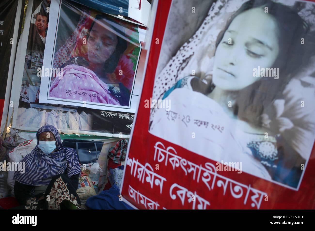 Die Opfer von Textilfeuern von Tazreen und ihre Angehörigen protestieren seit mehr als zwei Monaten vor dem Presseclub, als sie am Montag, den 30. November 2020, in Dhaka, Bangladesch, eine Entschädigung und medizinische Behandlung fordern. Ein Brandopfer ist am 25.. November nach acht langen Jahren gestorben. Tazreen Kleidung, Protest, Entschädigung, fhaka, Bangladesch, nachrichten, Leitartikel, asien, südasien, syed mahamudur rahman, Alltag, Presseclub, Tod, Feuer, Feueropfer, Medizinische Behandlung, Leben, Kleidung, rmg, rmg Arbeiter. (Foto von Syed Mahamudur Rahman/NurPhoto) Stockfoto