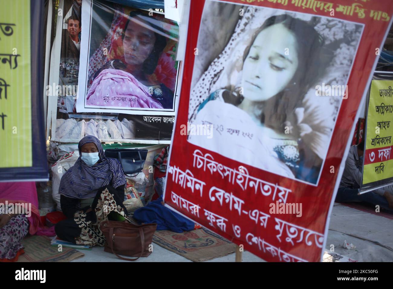 Die Opfer von Textilfeuern von Tazreen und ihre Angehörigen protestieren seit mehr als zwei Monaten vor dem Presseclub, als sie am Montag, den 30. November 2020, in Dhaka, Bangladesch, eine Entschädigung und medizinische Behandlung fordern. Ein Brandopfer ist am 25.. November nach acht langen Jahren gestorben. Tazreen Kleidung, Protest, Entschädigung, fhaka, Bangladesch, nachrichten, Leitartikel, asien, südasien, syed mahamudur rahman, Alltag, Presseclub, Tod, Feuer, Feueropfer, Medizinische Behandlung, Leben, Kleidung, rmg, rmg Arbeiter. (Foto von Syed Mahamudur Rahman/NurPhoto) Stockfoto