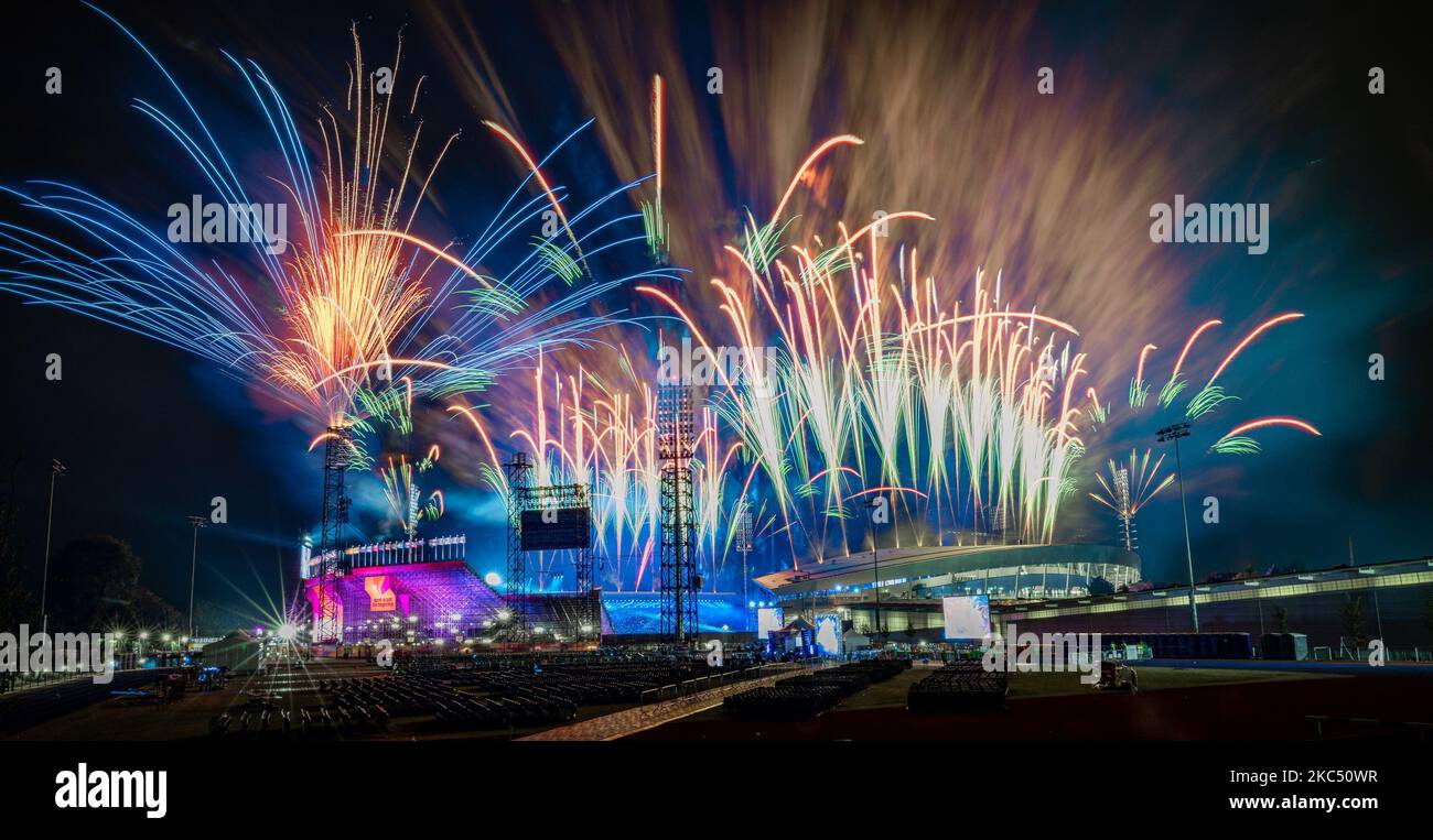 Das wunderschöne bunte Feuerwerk der Eröffnungszeremonie der Commonwealth Games in Birmingham, Großbritannien Stockfoto