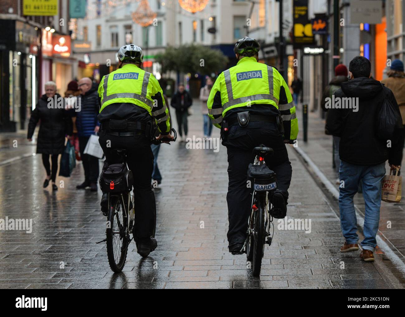 Mitglieder der Garda (Irish Police) sahen Patrouillen auf der Grafton Street im Stadtzentrum von Dublin. Taoiseach (irischer Premierminister) Micheal Martin kündigte am vergangenen Freitag Pläne für die Lockerung der landesweiten Level 5-Sperrbeschränkungen und die Wiedereröffnung des Landes über eine Reihe von Phasen ab morgen im Vorfeld von Weihnachten an. In der ersten Phase werden alle Geschäfte, Friseure, Fitnessstudios, Kinos, Museen, Galerien und Bibliotheken dürfen wieder geöffnet werden. Gotteshäuser werden für Gottesdienste mit restriktiven Maßnahmen wiedereröffnet, während Versammlungen von 15 Personen im Freien stattfinden können. Am Montag, den 30. November 2020, in Dublin, IR Stockfoto