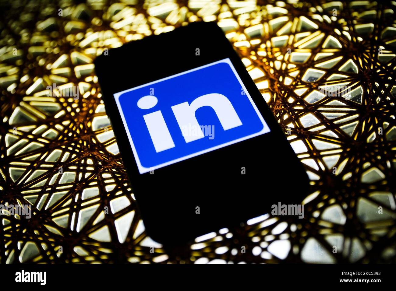 Das LinkedIn-Logo wird auf einem Telefonbildschirm in dieser Illustration abgebildet, die am 30. November 2020 in Polen aufgenommen wurde. (Foto von Jakub Porzycki/NurPhoto) Stockfoto