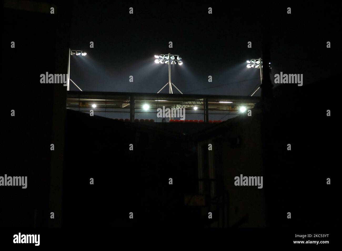 Außenansicht der Flutlichter am Boden vor dem Spiel der Sky Bet League 1 zwischen Blackpool und Portsmouth in der Bloomfield Road, Blackpool am Dienstag, den 1.. Dezember 2020. (Foto von Tim Markland/MI News/NurPhoto) Stockfoto