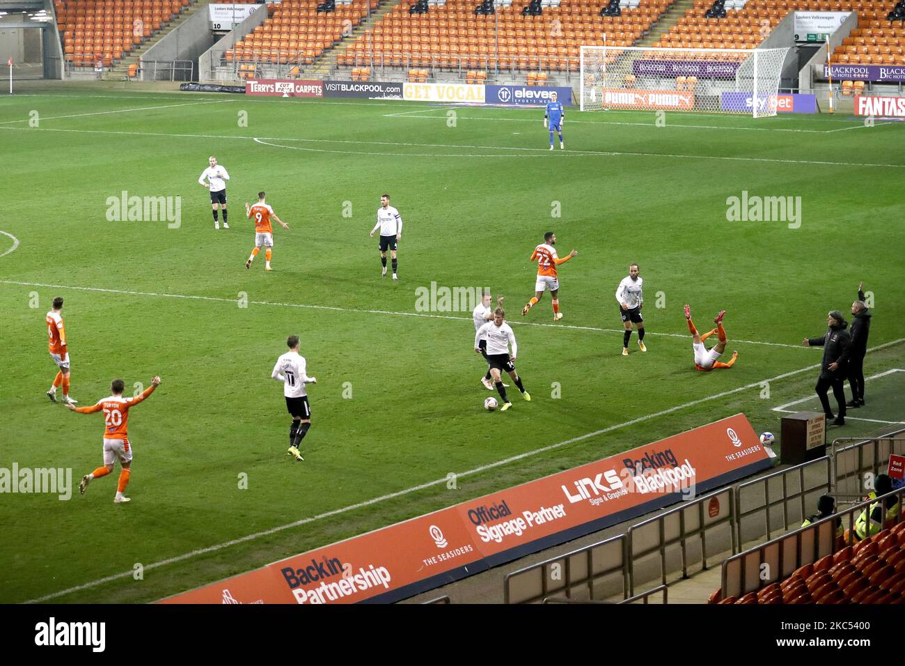 Allgemeine Ansicht der Spielaktion während des Spiels der Sky Bet League 1 zwischen Blackpool und Portsmouth in der Bloomfield Road, Blackpool am Dienstag, den 1.. Dezember 2020. (Foto von Tim Markland/MI News/NurPhoto) Stockfoto