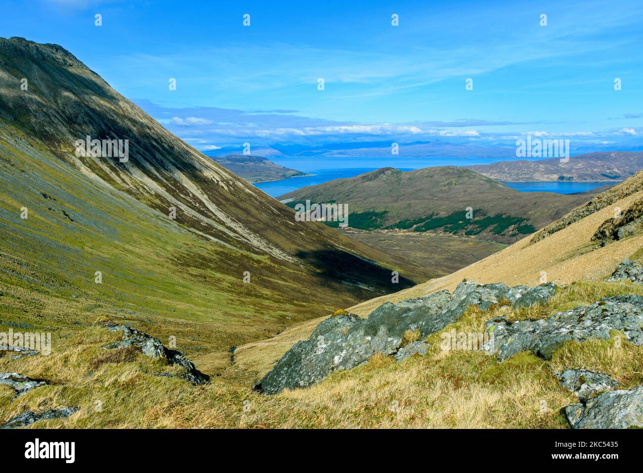 Blick über den Inner Sound vom Bealach na Sgàirde in den Red Cuillin Hills auf das Festland, nahe Sligachan, Isle of Skye, Schottland, Großbritannien Stockfoto