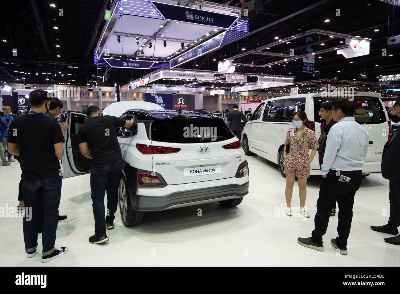 Besucher sehen sich ein Modellauto von Hyundai Kona Electric (Electric Vehicle-EV) an, das während der Thailand International Motor Expo 2020 beim Impact Challenger Muang Thong Thani am 1. Dezember 1, 2020 in Bangkok, Thailand, ausgestellt wird. (Foto von Vachira Vachira/NurPhoto) Stockfoto