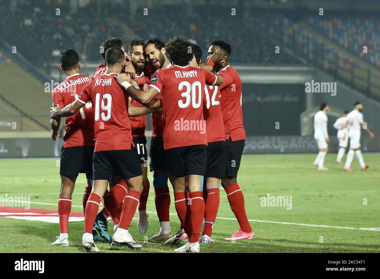 Die Spieler von Al Ahly feiern, nachdem sie am 27. November 2020 in Kairo, Ägypten, das letzte Spiel zwischen Zamalek und Al Ahly im Stadion von Kairo gewonnen haben. (Foto von Ahmed Awaad/NurPhoto) Stockfoto