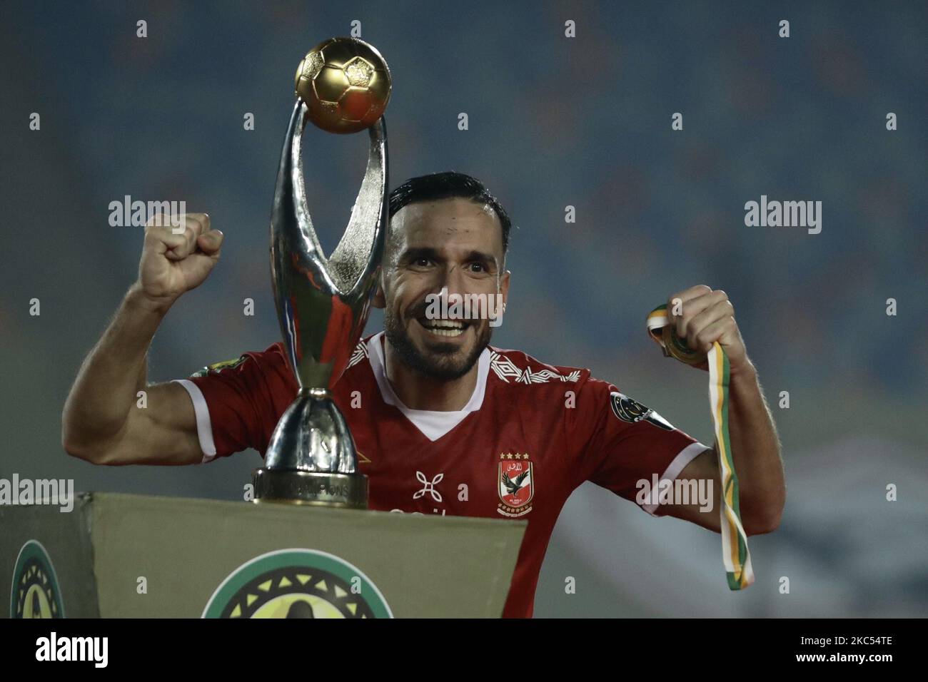 Die Spieler von Al Ahly feiern mit der Trophäe der CAF Champions League, nachdem sie am 27. November 2020 in Kairo das Endspiel zwischen Zamalek und Al Ahly gewonnen haben. (Foto von Ahmed Awaad/NurPhoto) Stockfoto