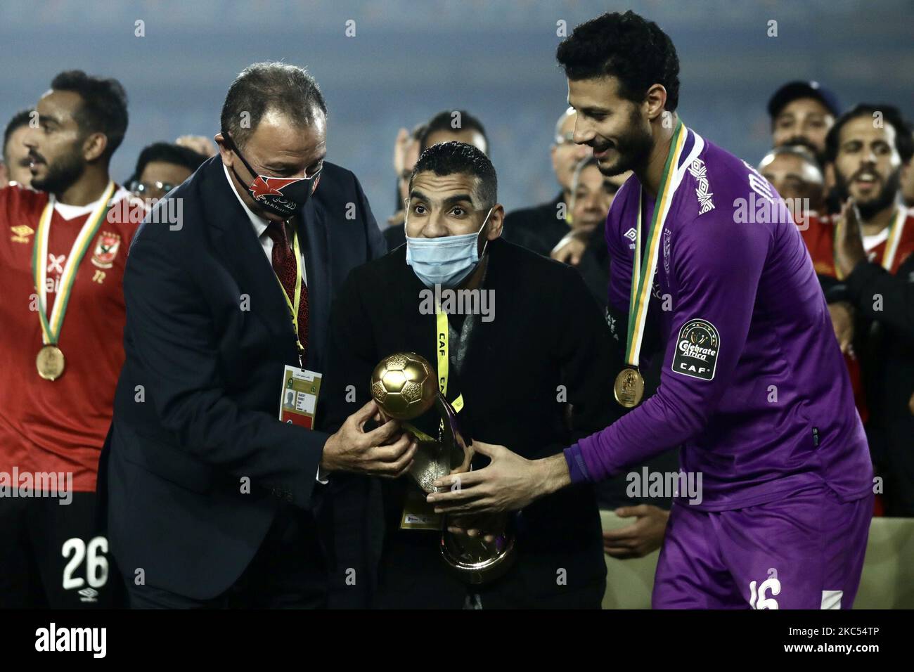 Die Spieler von Al Ahly feiern mit der Trophäe der CAF Champions League, nachdem sie am 27. November 2020 in Kairo das Endspiel zwischen Zamalek und Al Ahly gewonnen haben. (Foto von Ahmed Awaad/NurPhoto) Stockfoto