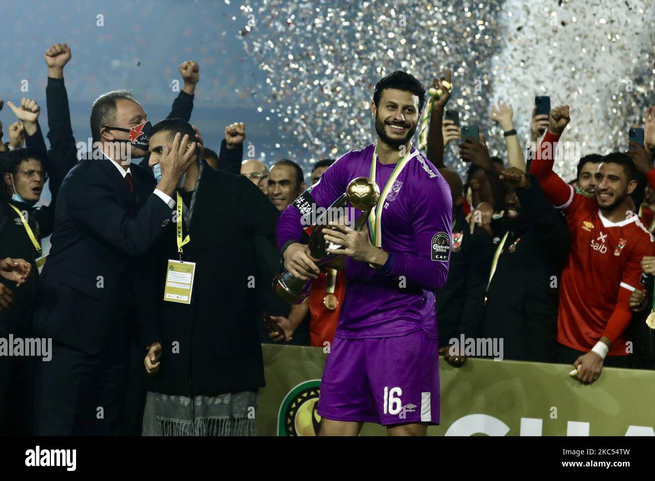 Die Spieler von Al Ahly feiern mit der Trophäe der CAF Champions League, nachdem sie am 27. November 2020 in Kairo das Endspiel zwischen Zamalek und Al Ahly gewonnen haben. (Foto von Ahmed Awaad/NurPhoto) Stockfoto