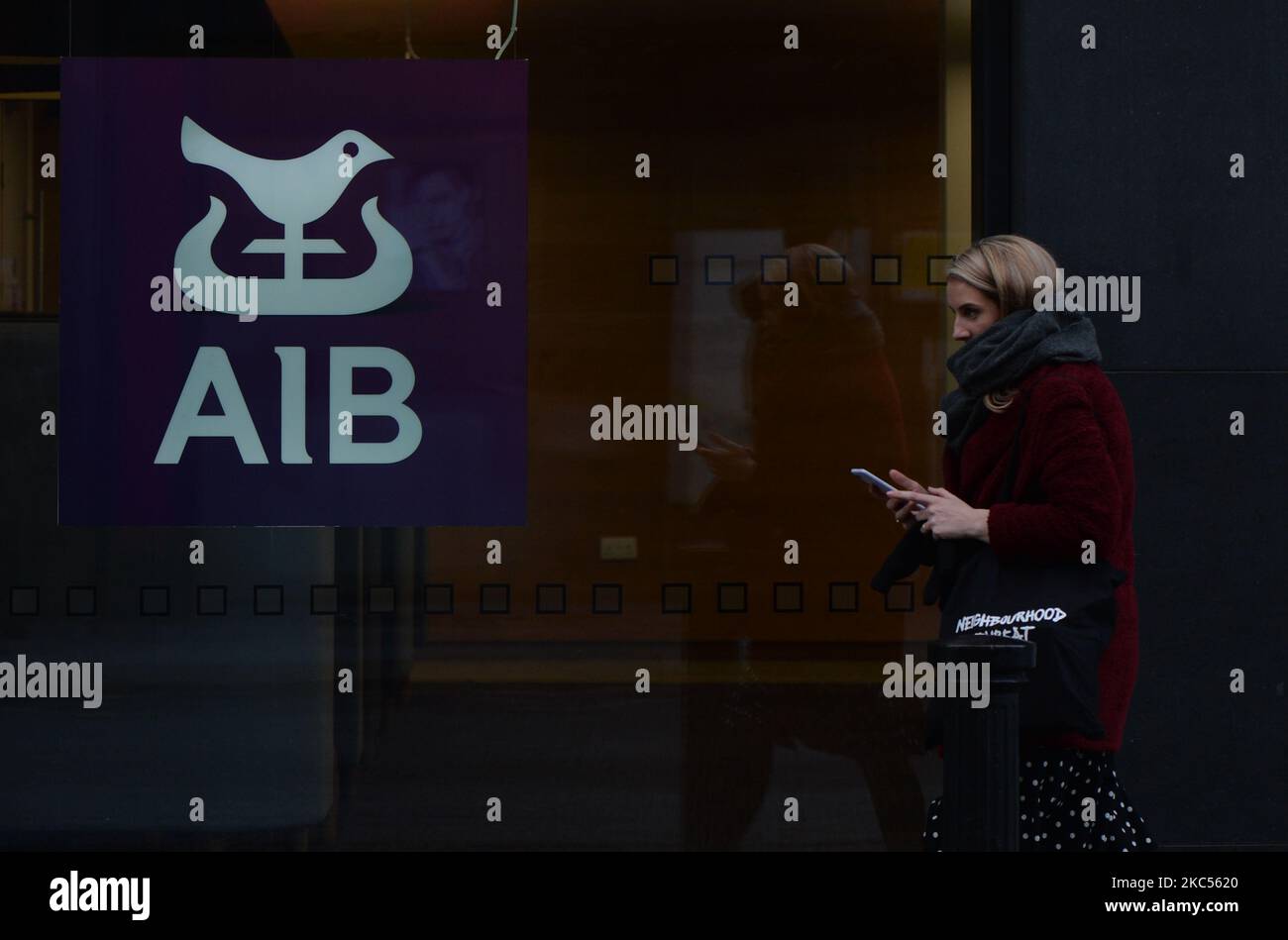 Eine junge Dame geht am Mittwoch, 2. Dezember 2020, in Dublin, Irland, am AIB-Logo im Zentrum von Dublin vorbei. (Foto von Artur Widak/NurPhoto) Stockfoto