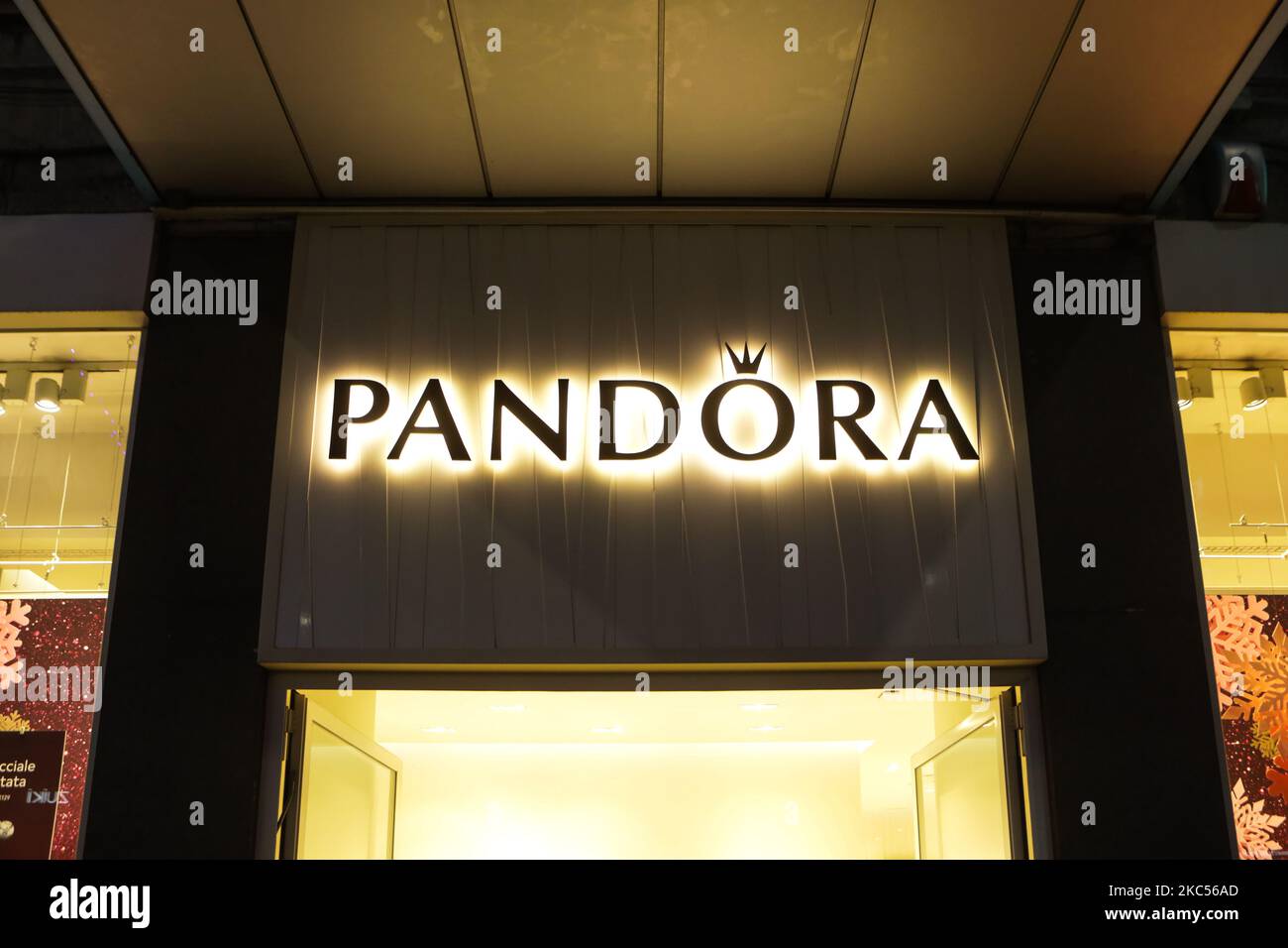 Pandora Schaufenster in Weihnachtsstimmung in Mailand während Coronavirus Notfall, Mailand, Italien, am 03 2020. November. Ab Sonntag, dem 29.. November, hat der italienische Premierminister Giuseppe Conte die Lombardei zu einer orangefarbenen Zone erklärt, so dass die Bürger nur innerhalb ihrer eigenen Gemeinde ohne Selbstzertifizierung umziehen können. (Foto von Mairo Cinquetti/NurPhoto) Stockfoto