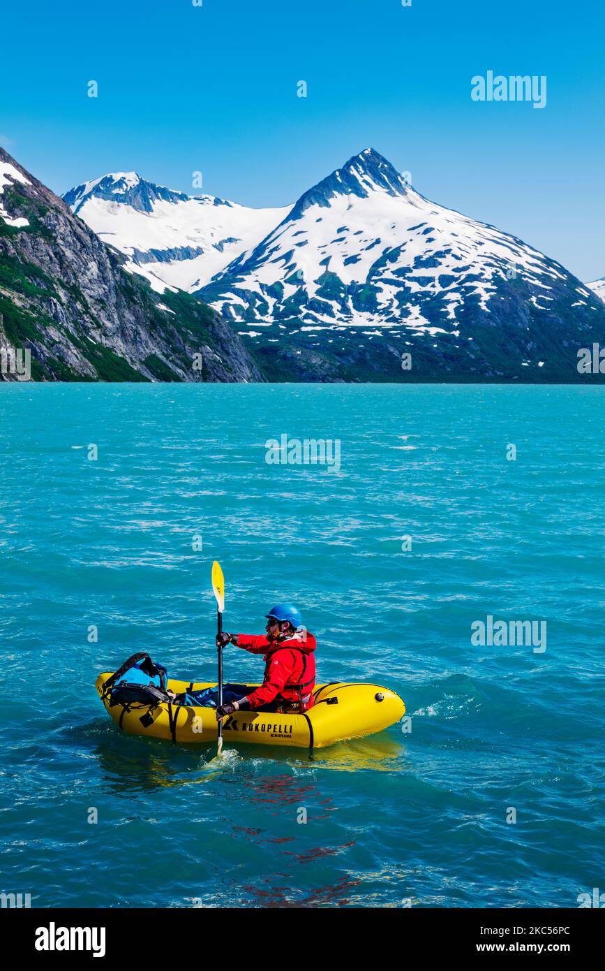 Bootsfahrer in der Nähe des Boggs Visitor Center; Portage Lake; Portage Glacier; Maynard Mountain; Bard Peak; Chugach National Forest; Portage; Alaska; USA Stockfoto
