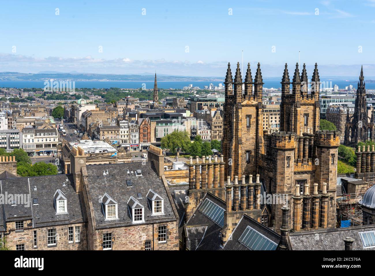 Eine Luftaufnahme der Stadt Edinburgh an einem sonnigen Tag. Stockfoto