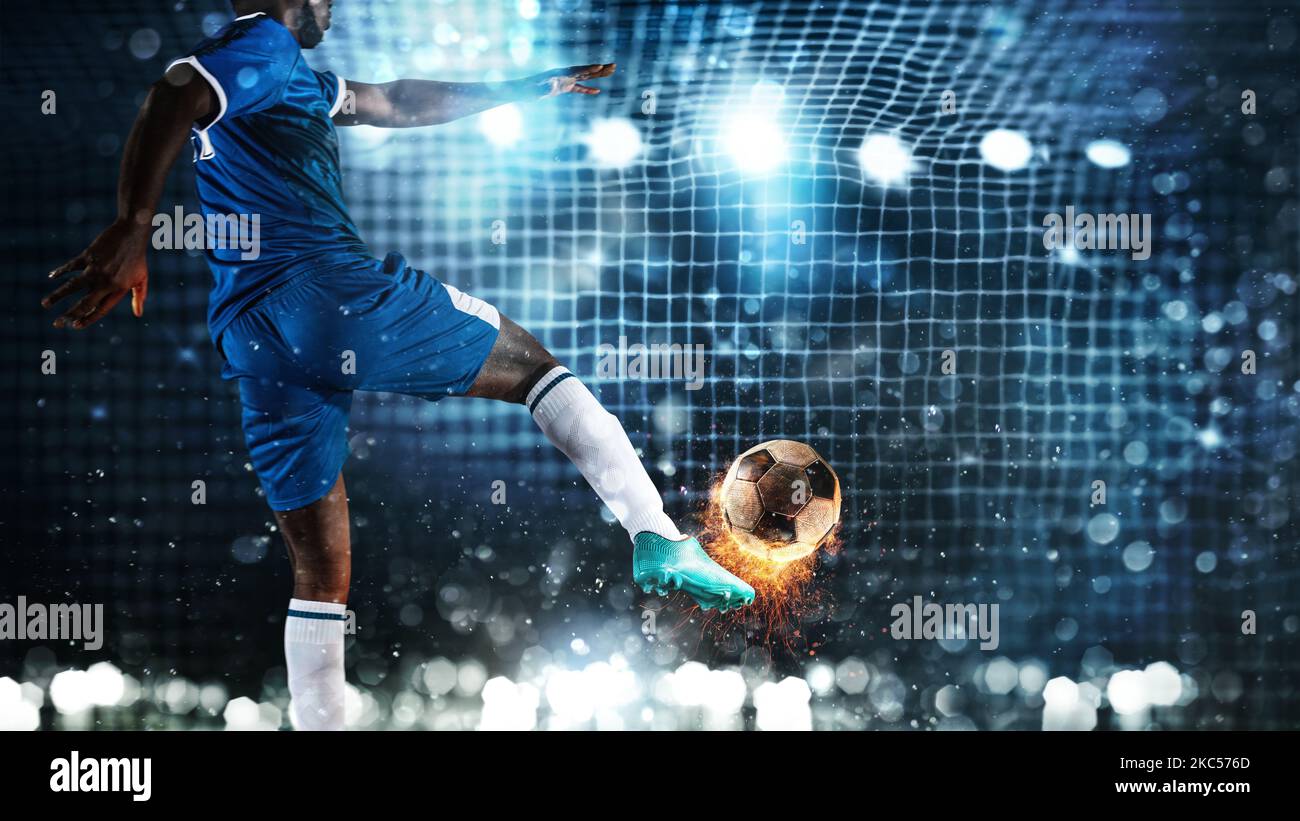 Fußball-Szene bei Nacht mit Player kicken den Ball mit Power Stockfoto