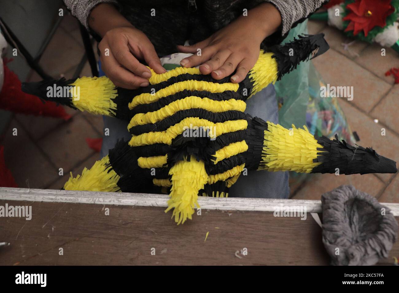 Handwerker aus Acolman, Bundesstaat Mexiko, machen piñatas am Vorabend von posadas und Weihnachten in der Hauptstadt während der gesundheitlichen Notlage aufgrund von COVID-19 auf der Promenade des Xochimilco Sports Center in Mexiko-Stadt. Diese Tradition kam in Mexiko im Jahr 1586 (16.. Jahrhundert), als die Augustiner-Mönche von Acolman de Nezahualcóyotl, im Bundesstaat Mexiko, in der Nähe der archäologischen Zone von Teotihuacán, die Genehmigung von Papst Sixtus V. erhielten, die Massen des Bonus zu feiern, die später die posadas werden sollten. Es war an jenen Messen, die in den Tagen vor Weihnachten Tha stattfanden Stockfoto