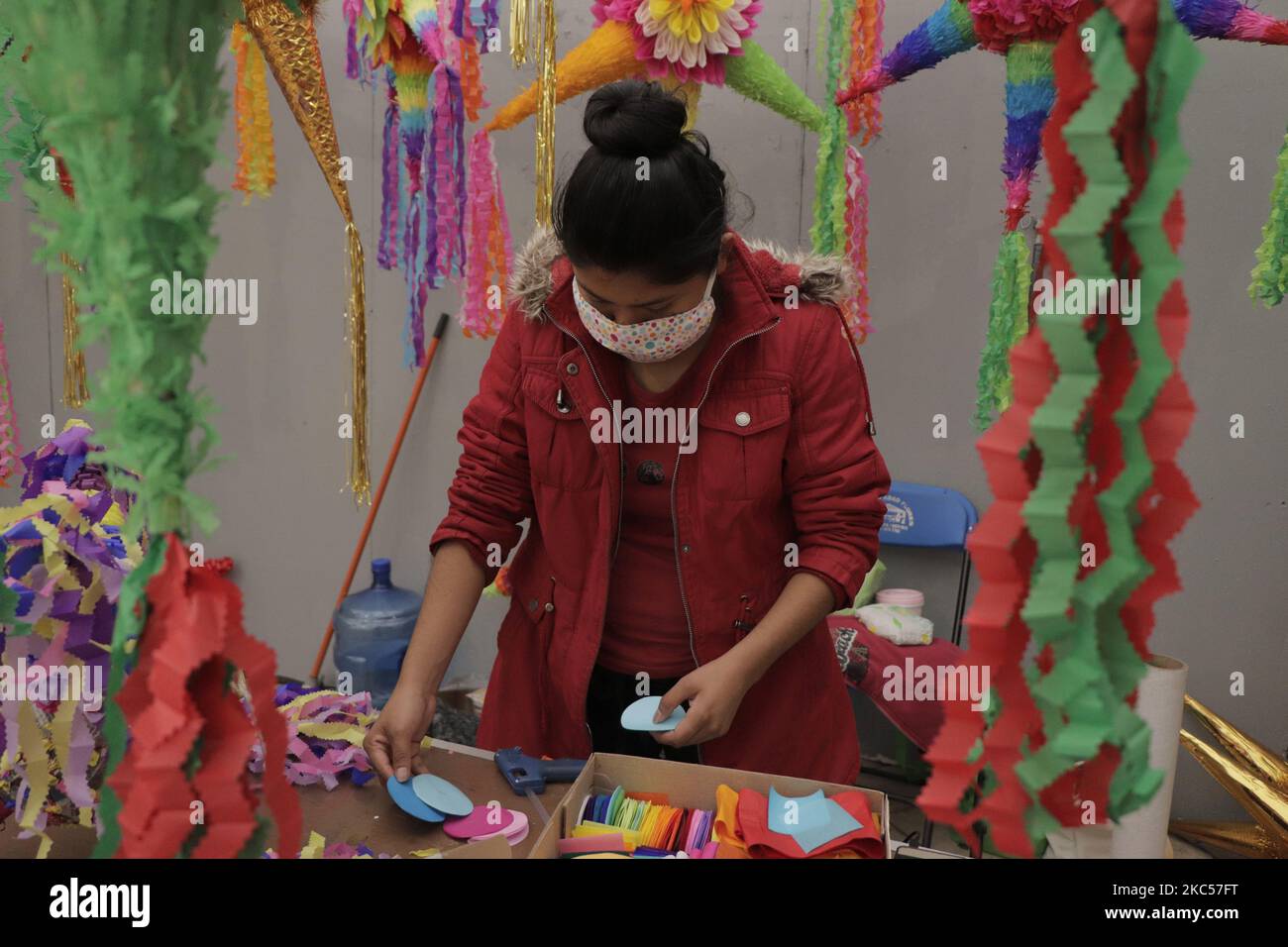 Handwerker aus Acolman, Bundesstaat Mexiko, machen piñatas am Vorabend von posadas und Weihnachten in der Hauptstadt während der gesundheitlichen Notlage aufgrund von COVID-19 auf der Promenade des Xochimilco Sports Center in Mexiko-Stadt. Diese Tradition kam in Mexiko im Jahr 1586 (16.. Jahrhundert), als die Augustiner-Mönche von Acolman de Nezahualcóyotl, im Bundesstaat Mexiko, in der Nähe der archäologischen Zone von Teotihuacán, die Genehmigung von Papst Sixtus V. erhielten, die Massen des Bonus zu feiern, die später die posadas werden sollten. Es war an jenen Messen, die in den Tagen vor Weihnachten Tha stattfanden Stockfoto