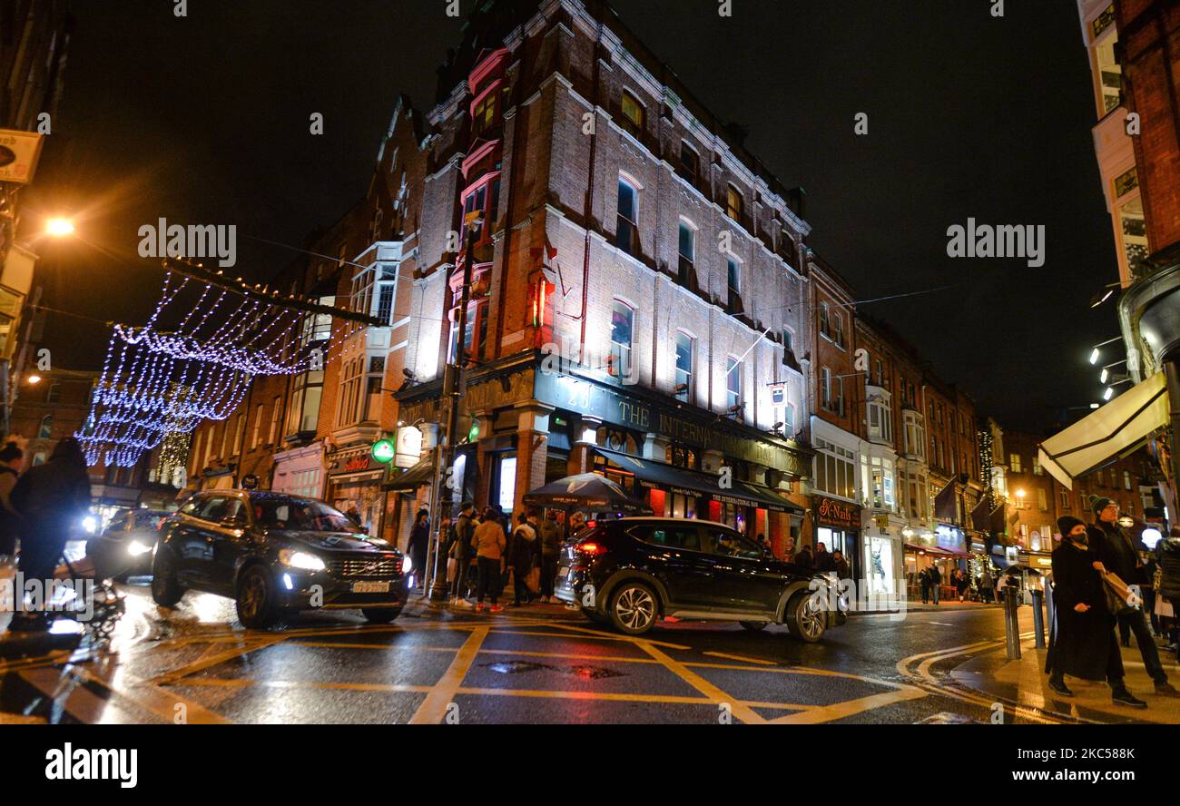 Menschen, die vor Dublins internationalem Pub warten. Große Teile des Gastgewerbes im ganzen Land haben heute nach der Lockerung der Covid-19-Beschränkungen wieder geöffnet. Am Freitag, den 4. Dezember 2020, in Dublin, Irland. (Foto von Artur Widak/NurPhoto) Stockfoto