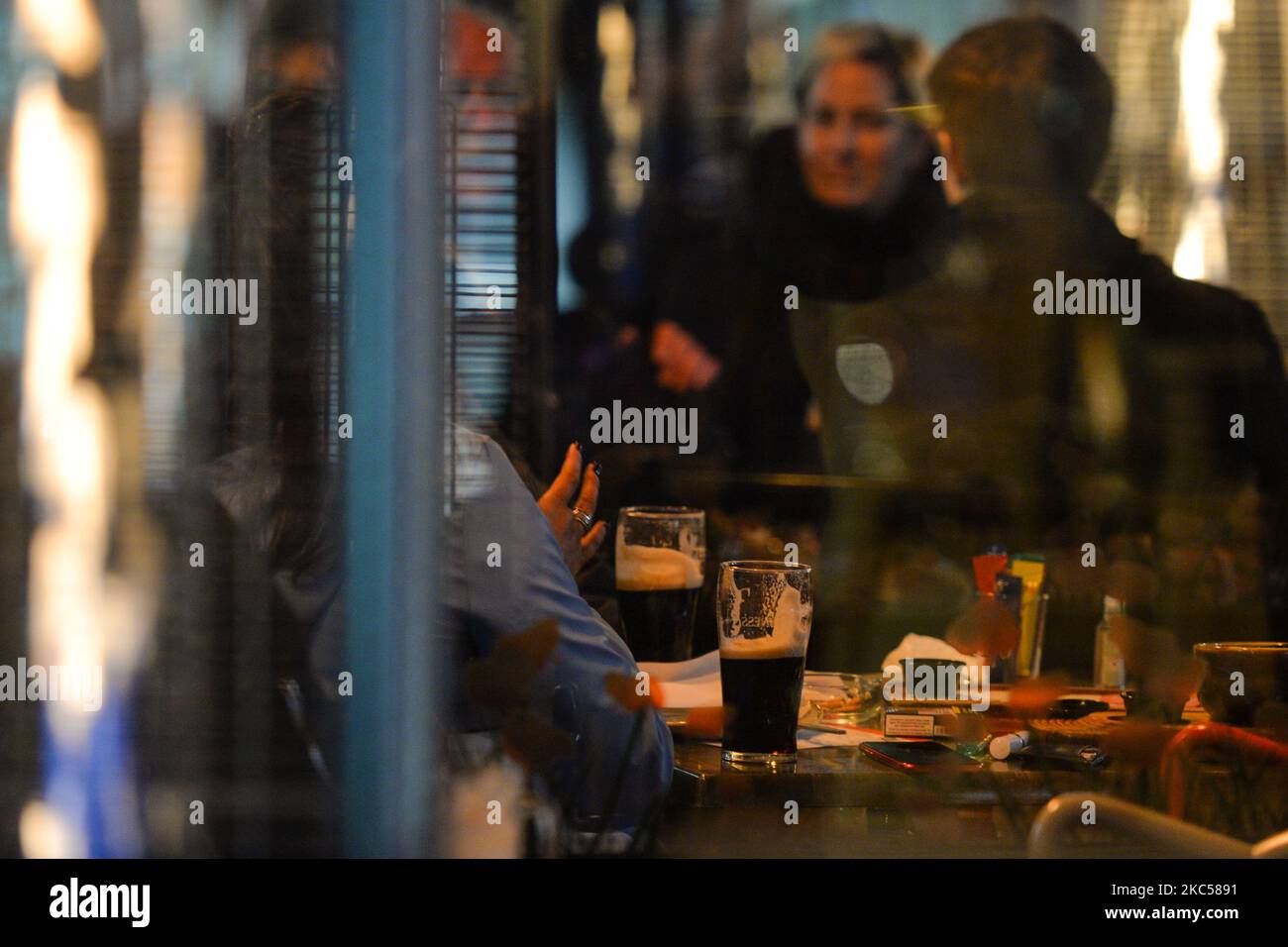 Die Menschen genießen es, im Stadtzentrum von Dublin zu essen. Große Teile des Gastgewerbes im ganzen Land haben heute nach der Lockerung der Covid-19-Beschränkungen wieder geöffnet. Am Freitag, den 4. Dezember 2020, in Dublin, Irland. (Foto von Artur Widak/NurPhoto) Stockfoto