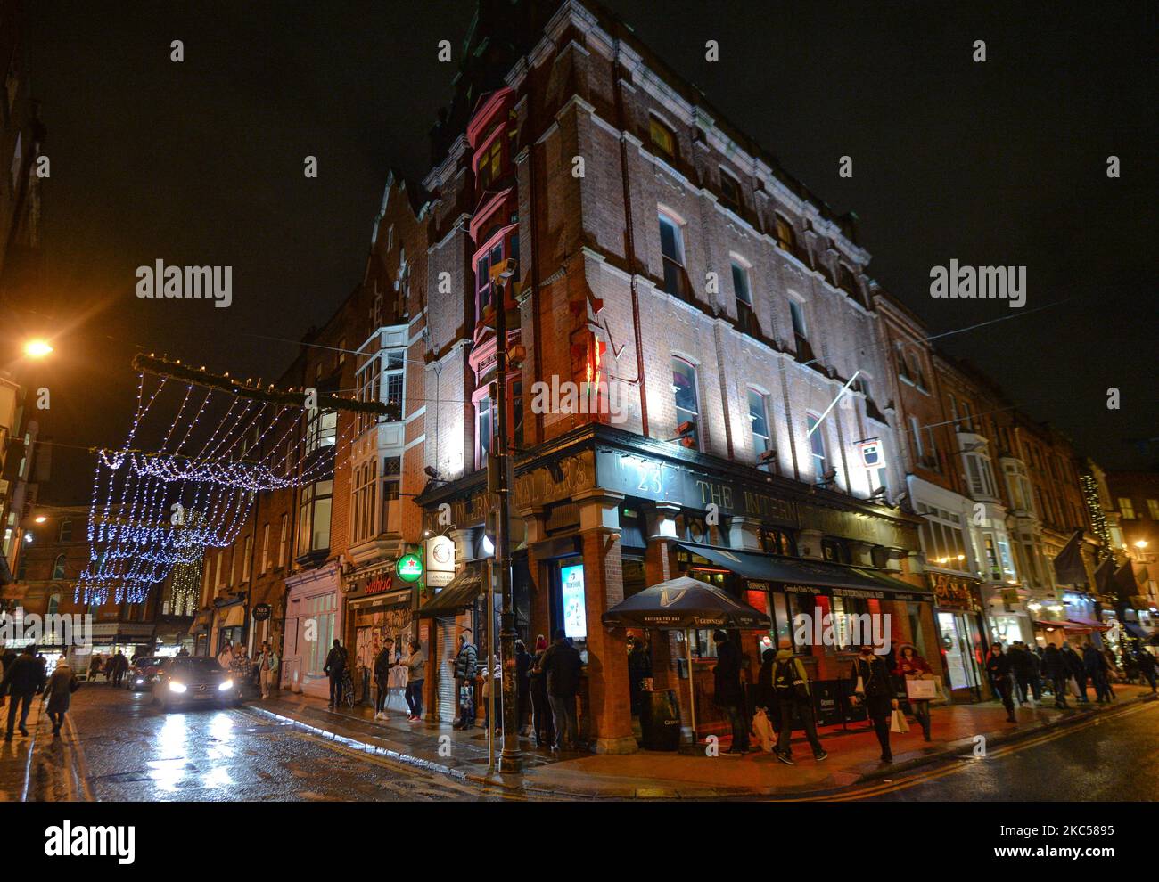 Menschen, die vor Dublins internationalem Pub warten. Große Teile des Gastgewerbes im ganzen Land haben heute nach der Lockerung der Covid-19-Beschränkungen wieder geöffnet. Am Freitag, den 4. Dezember 2020, in Dublin, Irland. (Foto von Artur Widak/NurPhoto) Stockfoto