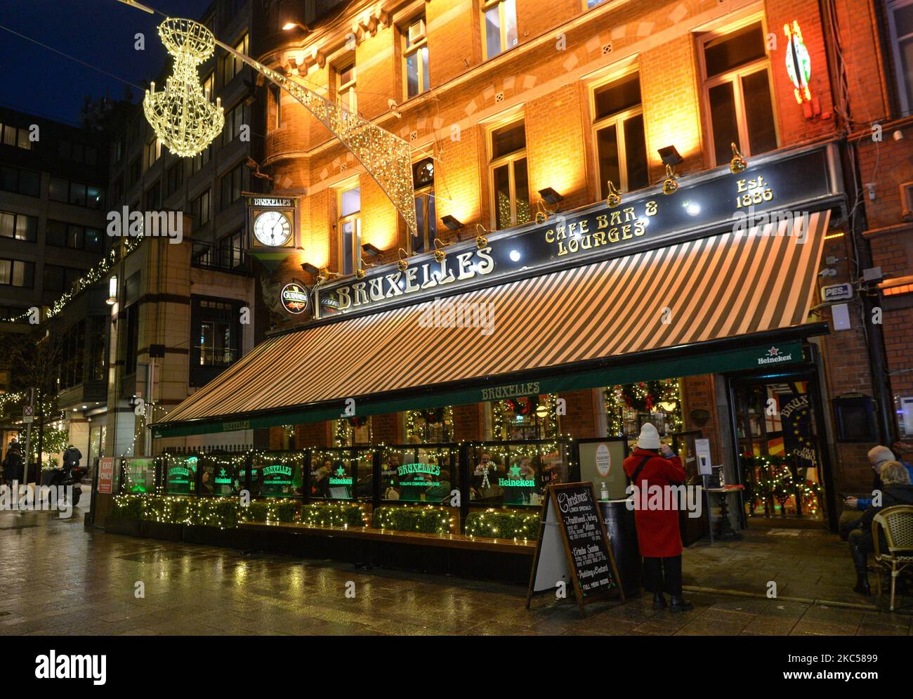 Eine allgemeine Ansicht von Dublins Bruxelles Pub. Große Teile des Gastgewerbes im ganzen Land haben heute nach der Lockerung der Covid-19-Beschränkungen wieder geöffnet. Am Freitag, den 4. Dezember 2020, in Dublin, Irland. (Foto von Artur Widak/NurPhoto) Stockfoto