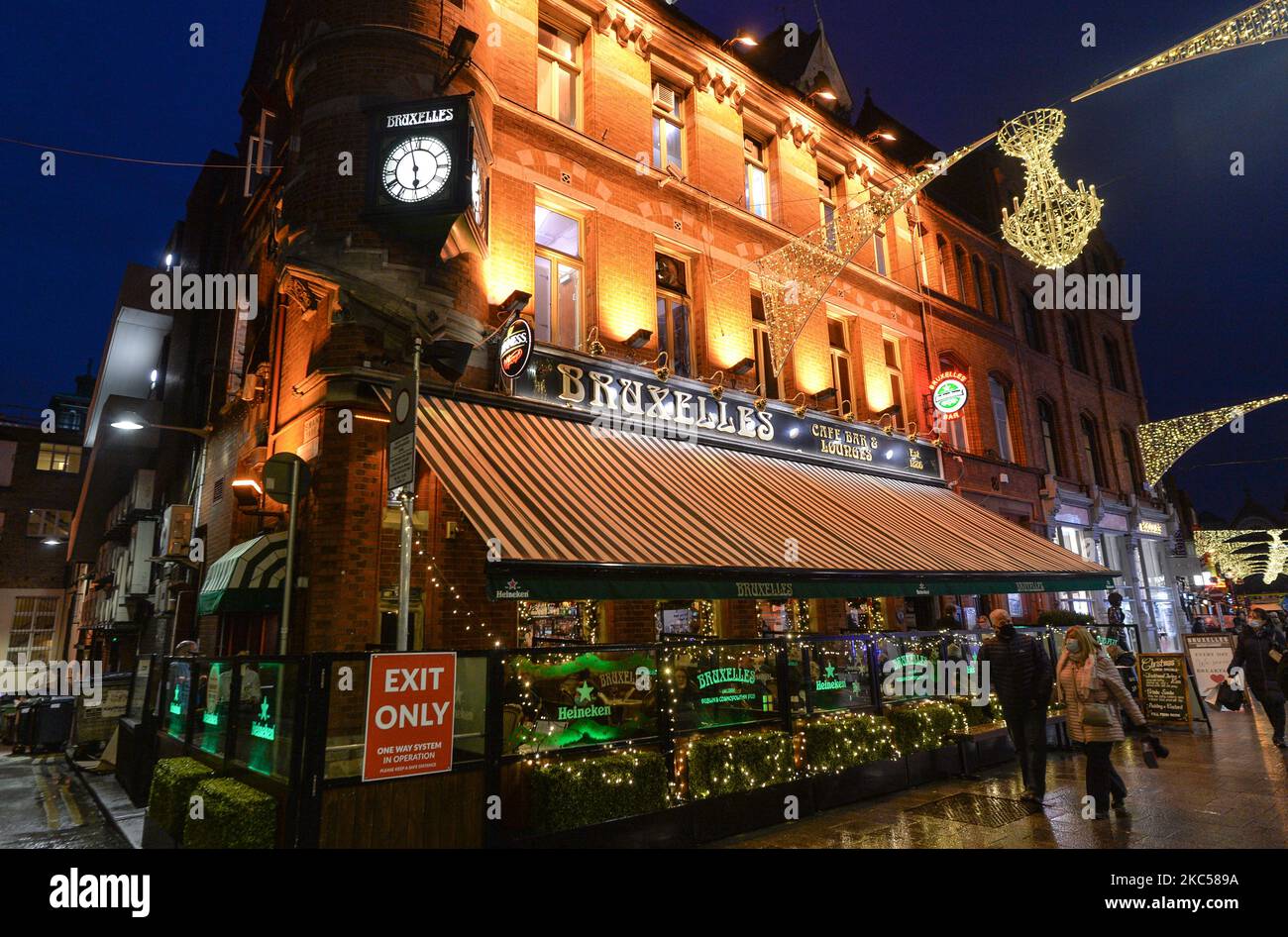 Eine allgemeine Ansicht von Dublins Bruxelles Pub. Große Teile des Gastgewerbes im ganzen Land haben heute nach der Lockerung der Covid-19-Beschränkungen wieder geöffnet. Am Freitag, den 4. Dezember 2020, in Dublin, Irland. (Foto von Artur Widak/NurPhoto) Stockfoto