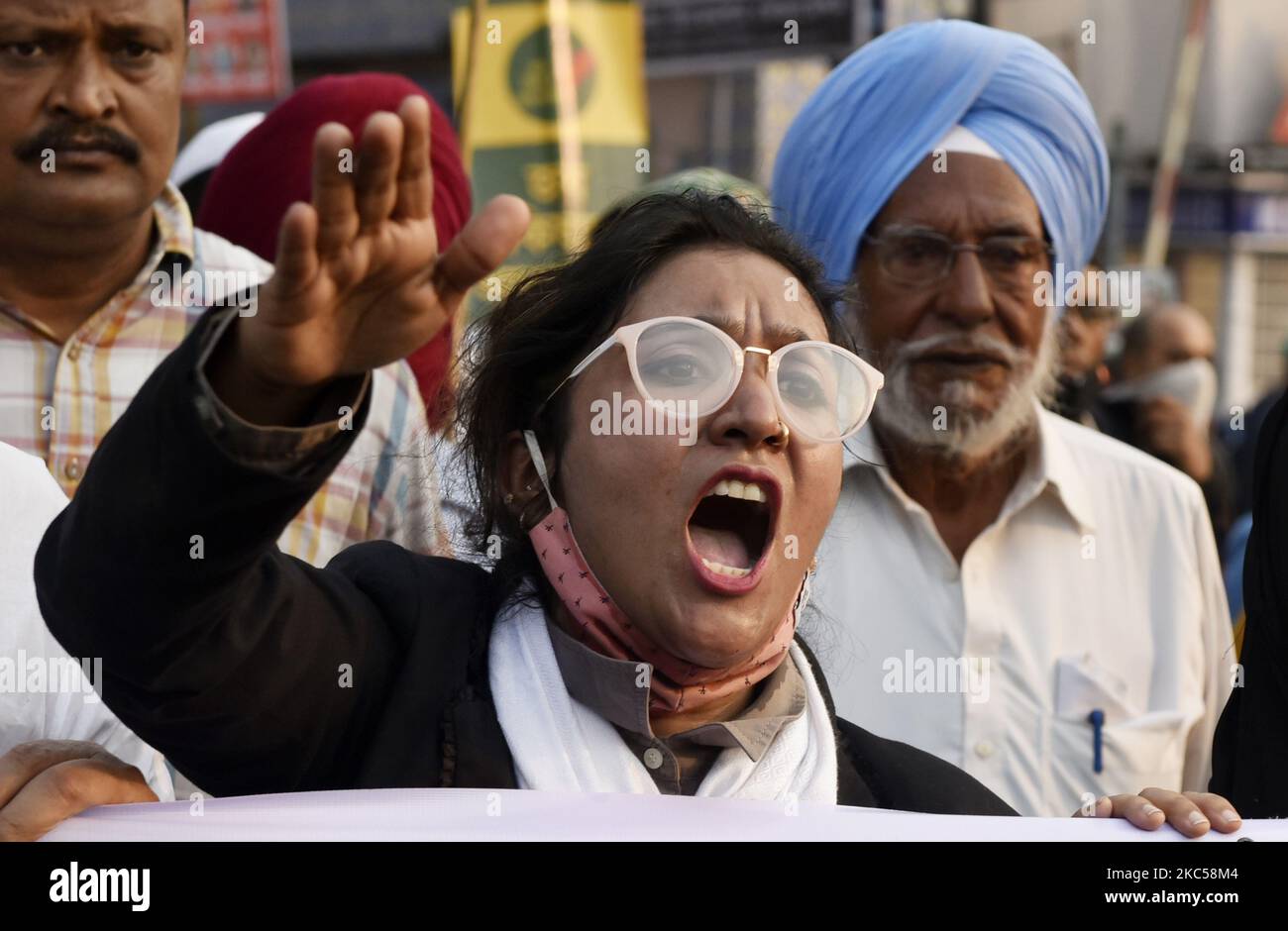 Die Menschen rufen Slogans, halten Plakate und brennen die Regierung wegen der neuen Agrargesetze in heftige Brandwunde. Die indische Regierung erwägt, einige Teile ihrer Agrarreformen zurückzurollen, nachdem sie laut einem indischen Medienbericht die größten Proteste von Landwirten seit Jahren ausgelöst haben. (Foto von Indranil Aditya/NurPhoto) Stockfoto