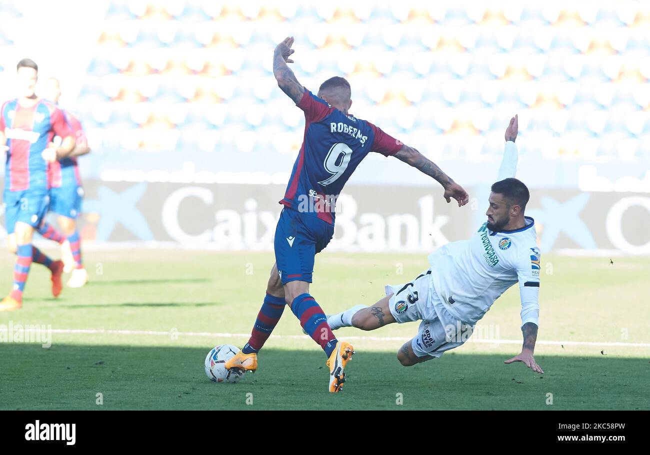 Roger Marti von Levante UD und Erick Cabajo von Getafe während der La Liga Santander mach zwischen Levante und Getafe im Estadio Ciutat de Valencia am 5. Dezember 2020 in Valencia, Spanien (Foto: Maria Jose Segovia/NurPhoto) Stockfoto