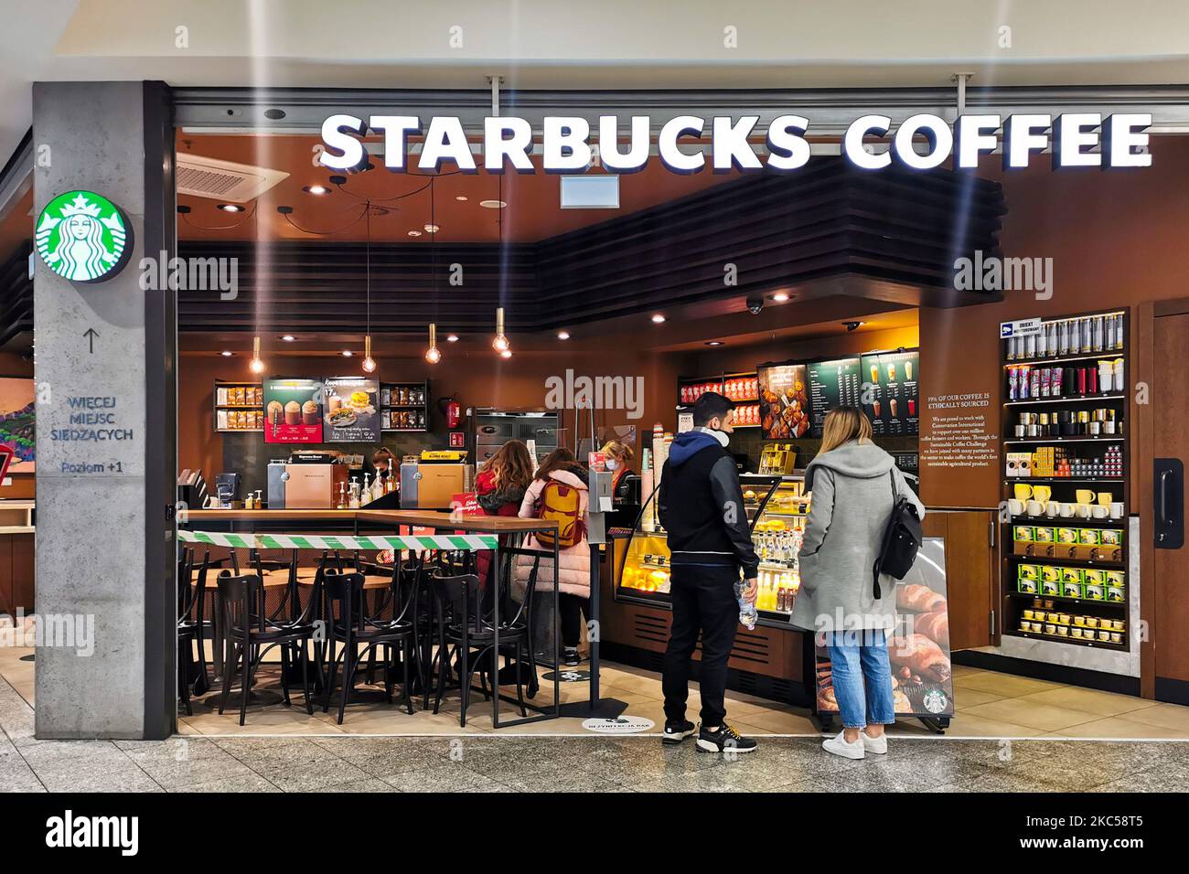 Am 5.. Dezember 2020 befindet sich im Einkaufszentrum der Galerie Krakowska in Krakau, Polen, ein Starbucks Coffee Store. (Foto von Beata Zawrzel/NurPhoto) Stockfoto