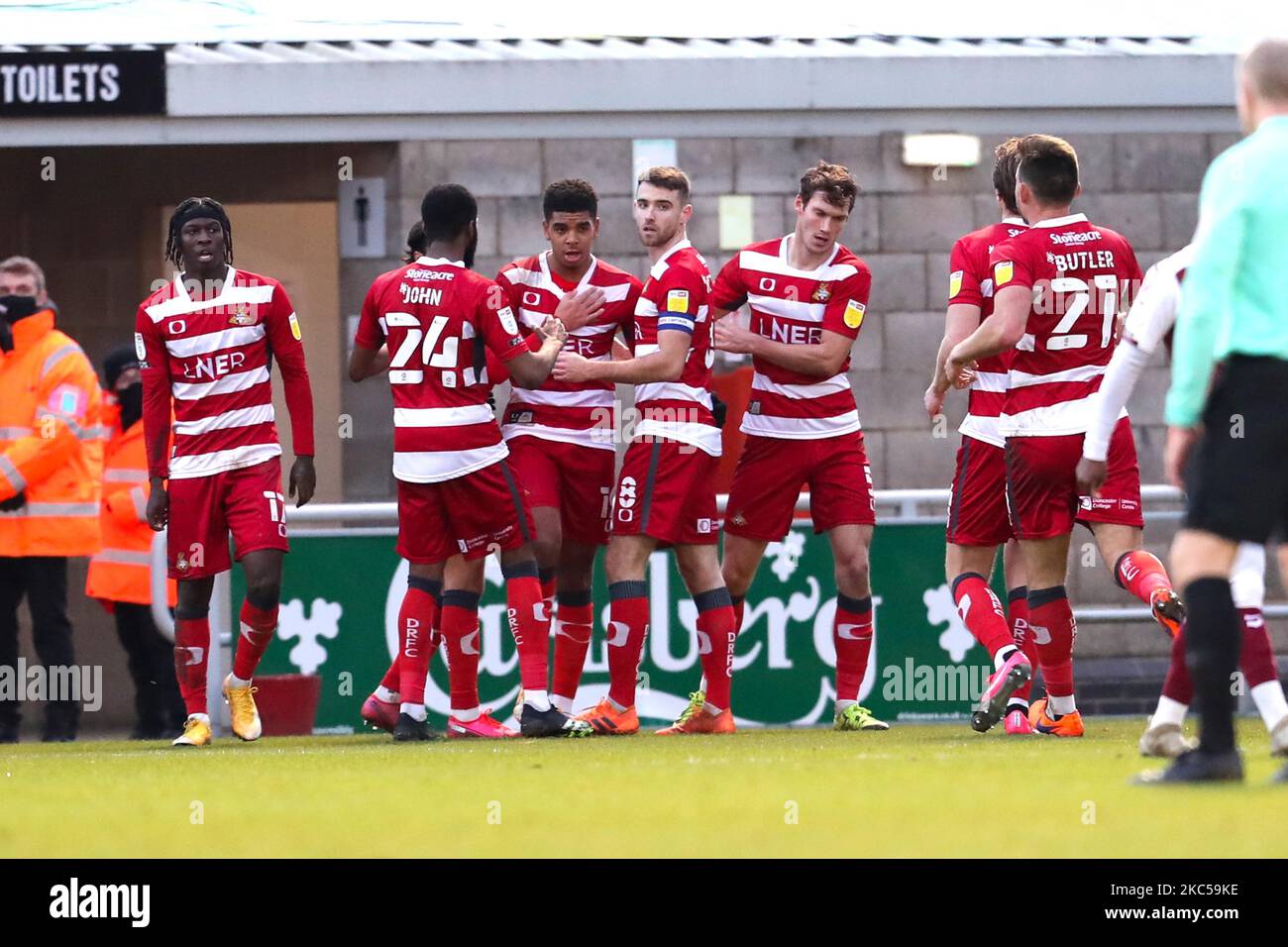 Tireece John-Jules feiert mit seinen Teamkollegen nach dem Tor für Doncaster Rovers, um die Führung zu übernehmen und es 1 - 0 gegen Northampton Town zu schaffen, während des Sky Bet League One Spiels zwischen Northampton Town und Doncaster Rovers im PTS Academy Stadium, Northampton am Samstag, 5.. Dezember 2020. (Foto von John Cripps/MI News/NurPhoto) Stockfoto