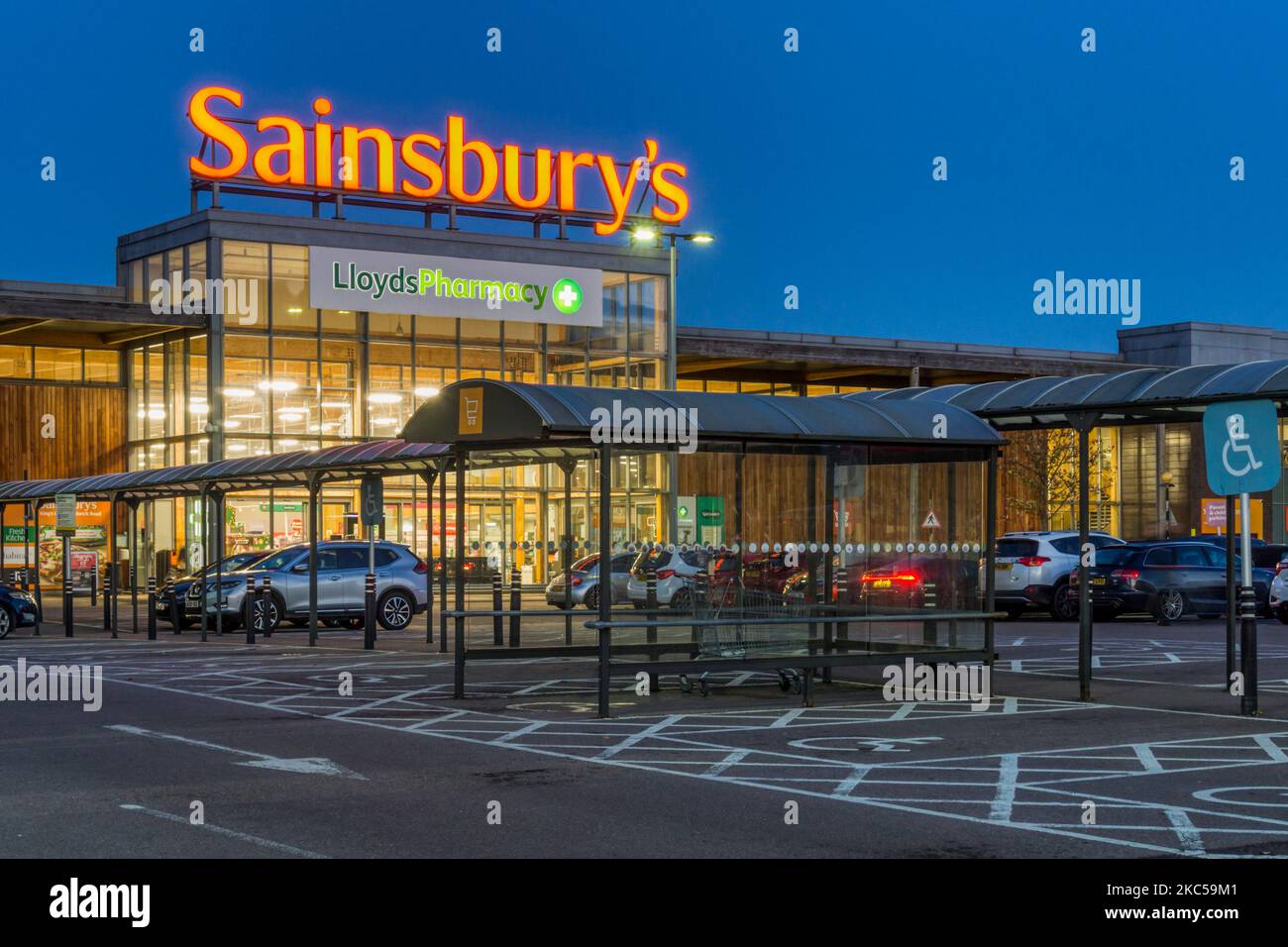 Ein großer Sainsbury's Supermarkt in der Abenddämmerung. Hardwick Road, King's Lynn. Stockfoto