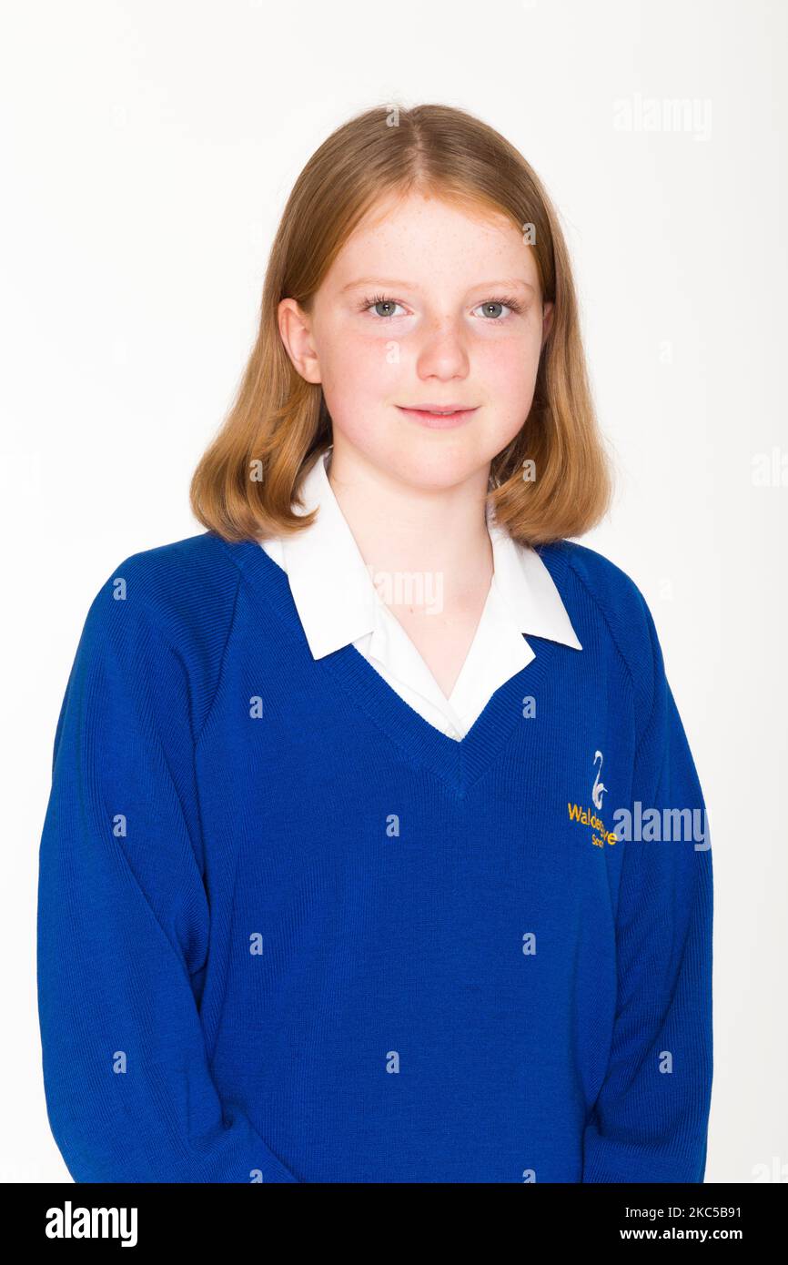 Sekundarschulfoto / Foto Bild / Gesicht / traditionelle und klassische Art Kind Kopf und Schultern Typ Porträt eines Jahr 8 Klasse Mädchen in Uniform. VEREINIGTES KÖNIGREICH. (132) Stockfoto