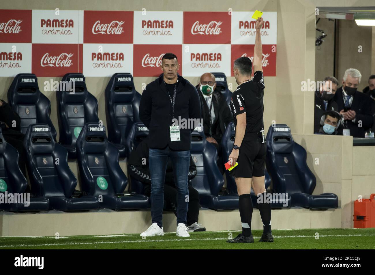 Schiedsrichter Jaime Latre zeigt dem Cheftrainer von Elche CF Jorge Almiron während des spanischen La Liga-Spiels zwischen Villarreal CF und Elche CF am 6. Dezember 2020 im La Ceramica Stadium die gelbe Karte. (Foto von Jose Miguel Fernandez/NurPhoto) Stockfoto