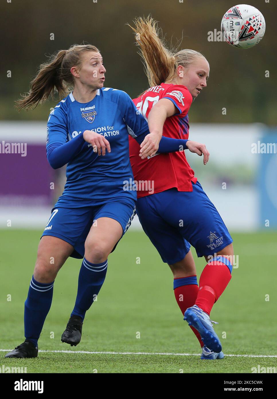 Emily Roberts von Durham Women kämpft mit Elise Hughes von Blackburn Rovers während des FA Women's Championship-Spiels zwischen dem FC Durham Women und Blackburn Rovers am Sonntag, dem 6.. Dezember 2020, im Maiden Castle in Durham City. (Foto von Mark Fletcher/MI News/NurPhoto) Stockfoto