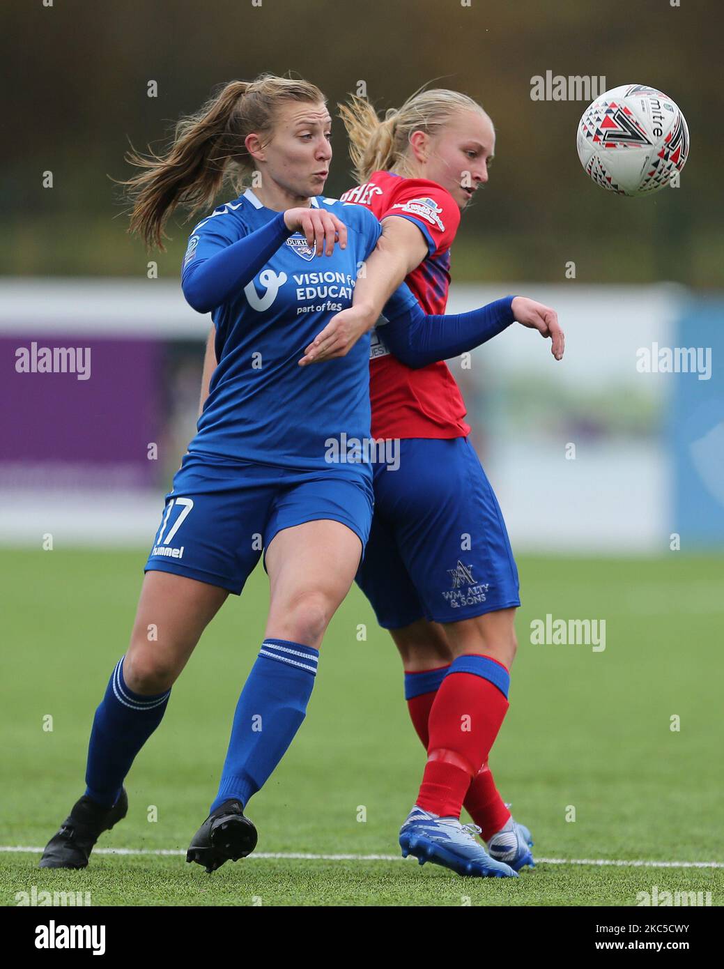 Emily Roberts von Durham Women kämpft mit Elise Hughes von Blackburn Rovers während des FA Women's Championship-Spiels zwischen dem FC Durham Women und Blackburn Rovers am Sonntag, dem 6.. Dezember 2020, im Maiden Castle in Durham City. (Foto von Mark Fletcher/MI News/NurPhoto) Stockfoto